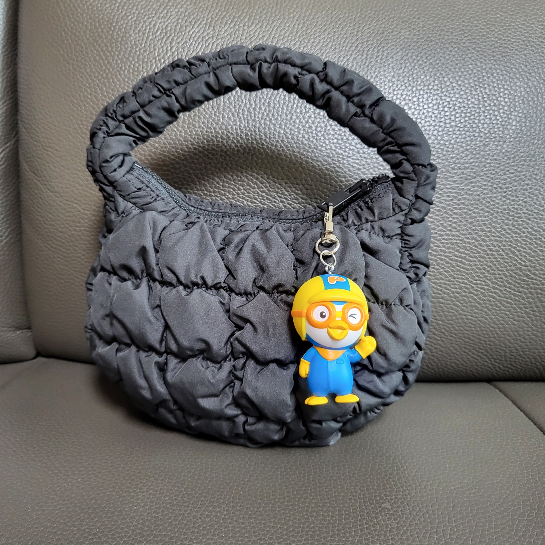 COS Quilted Micro Bag Black 착용 스타일 - 2
