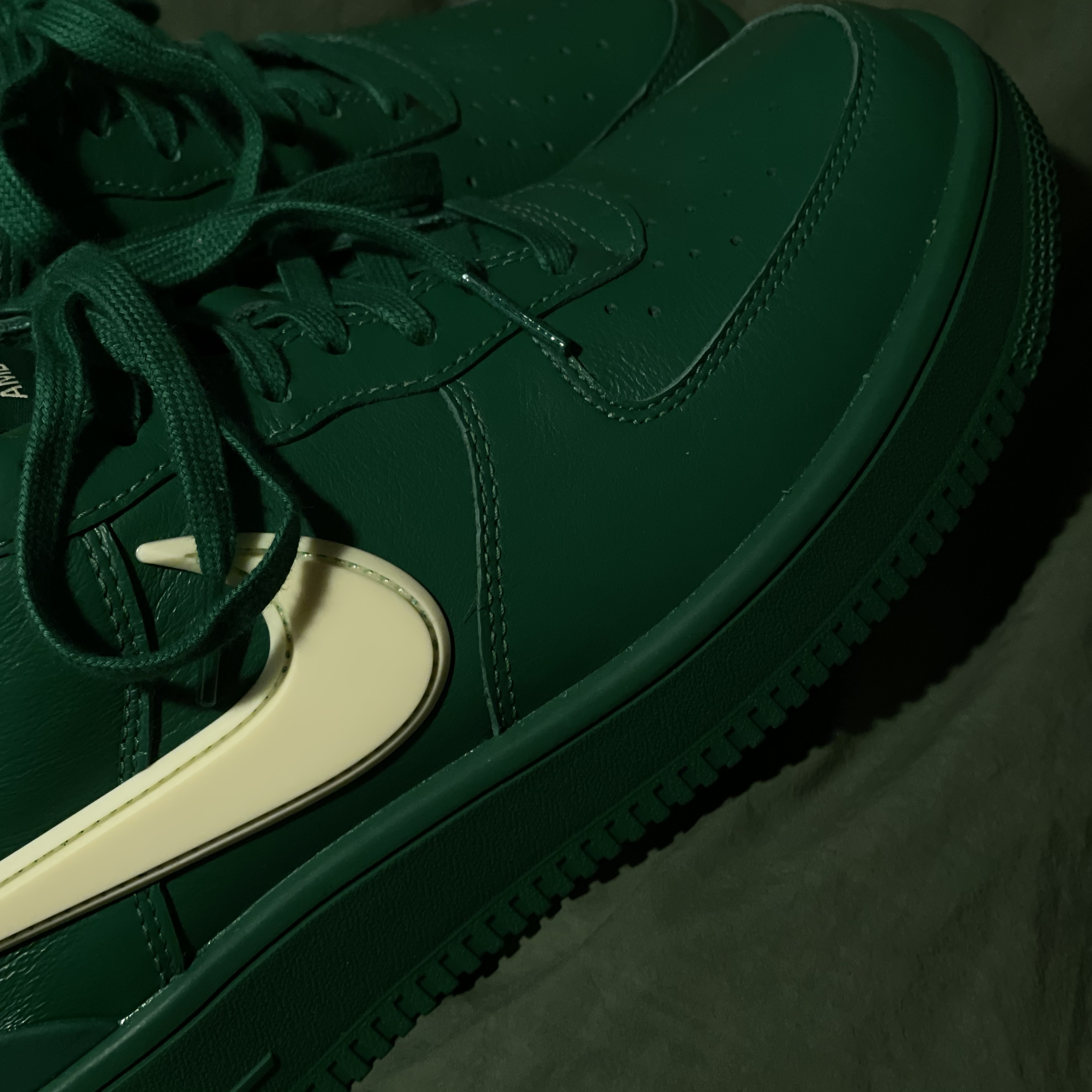 Nike x Ambush Air Force 1 Low SP Pine Green and Citron, Stussy 8 Ball Rug Black 착용 스타일 - 2