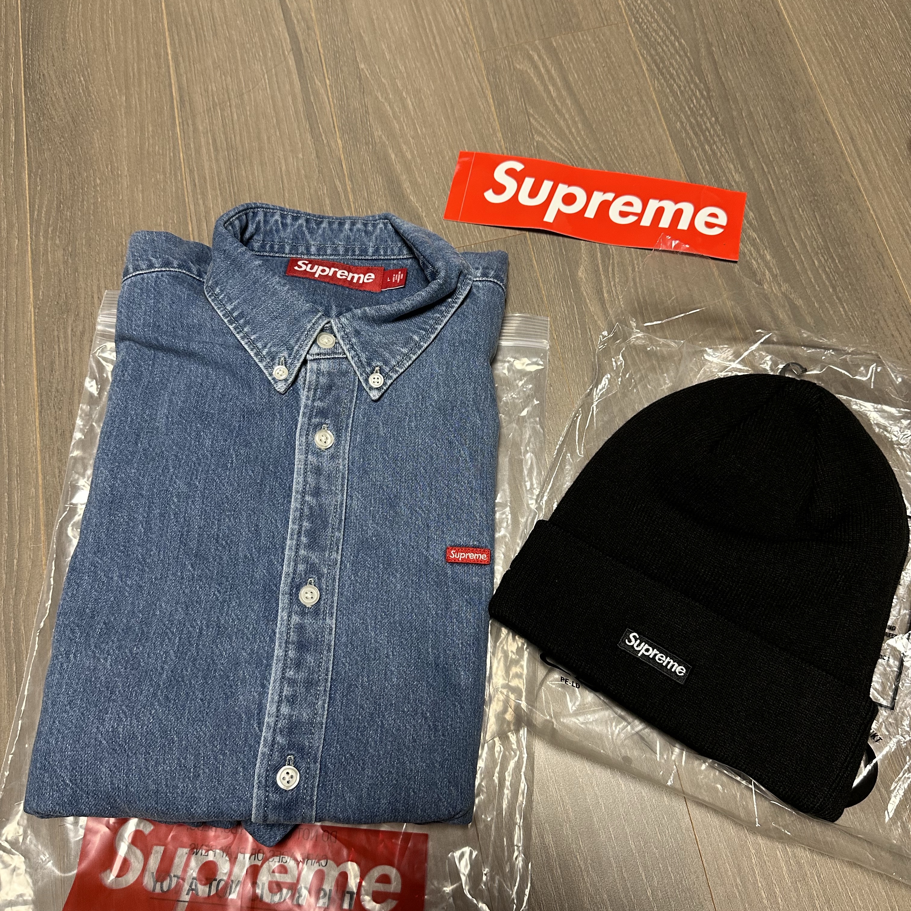 Supreme Small Box Shirt Denim - 23FW, Supreme New Era S Logo Beanie Black - 23FW 착용 스타일