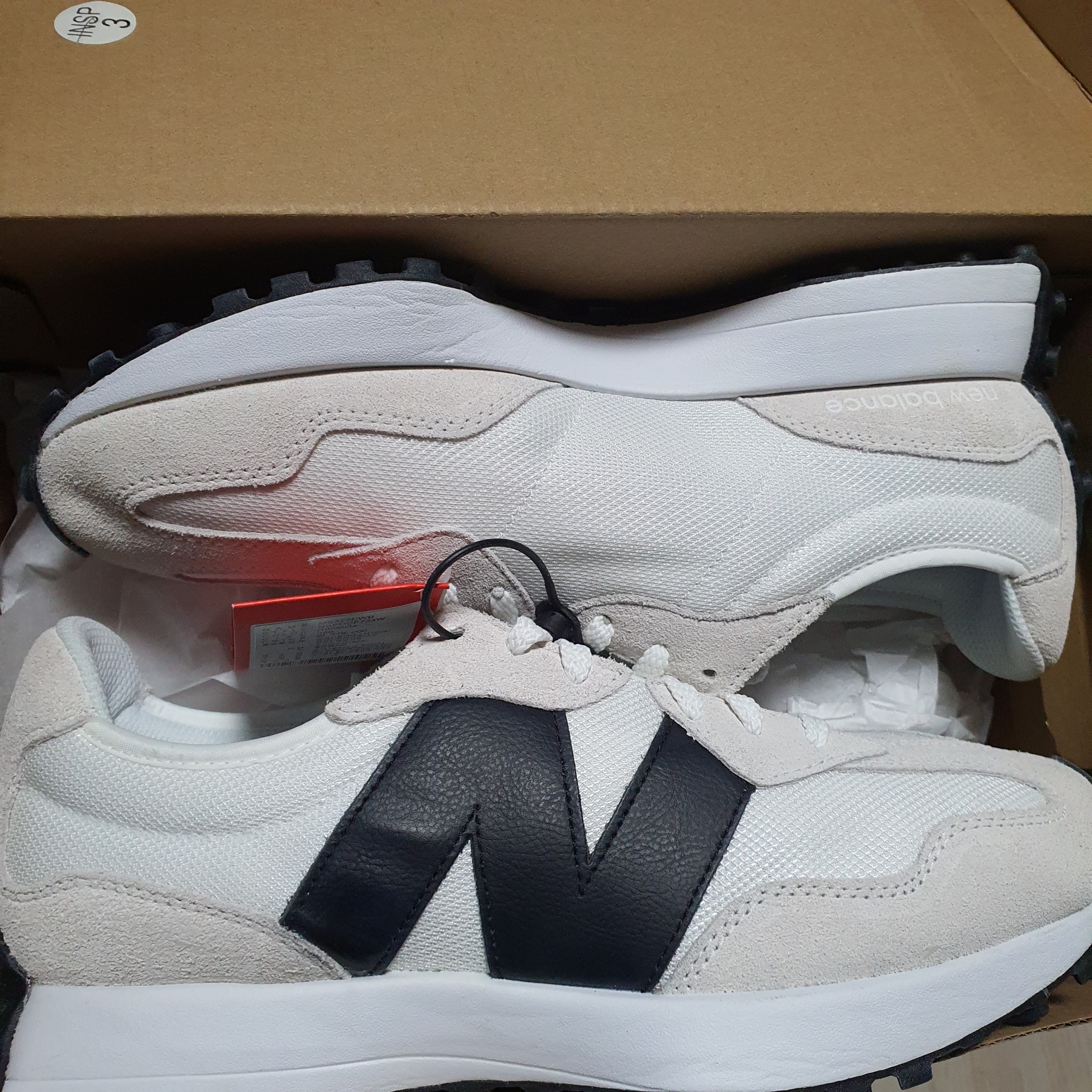 New Balance 327 White Black 착용 스타일