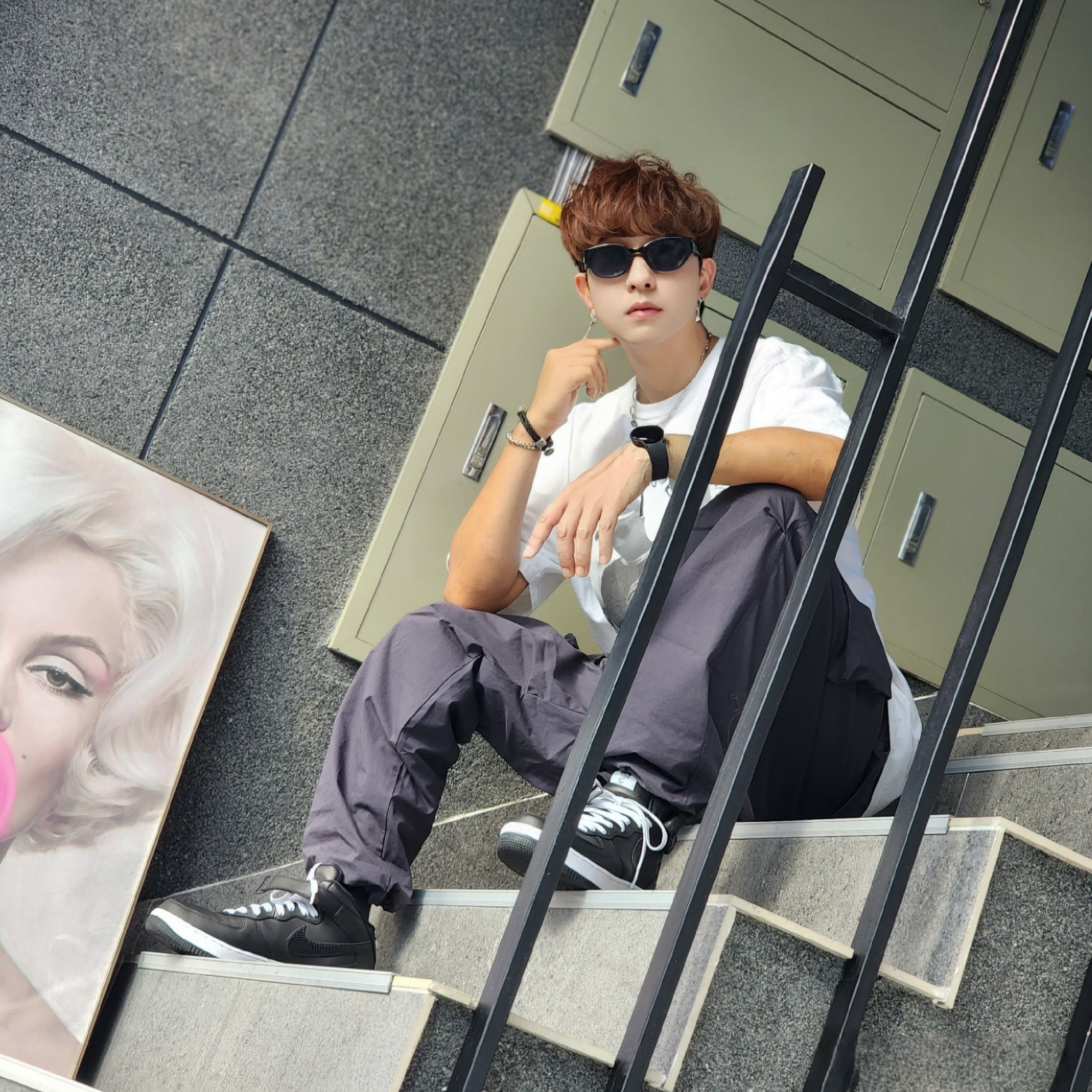 Nike x Stussy Air Force 1 '07 Mid SP Black, Stussy x Gang Starr Take It Personal T-Shirt White 착용 스타일 - 1