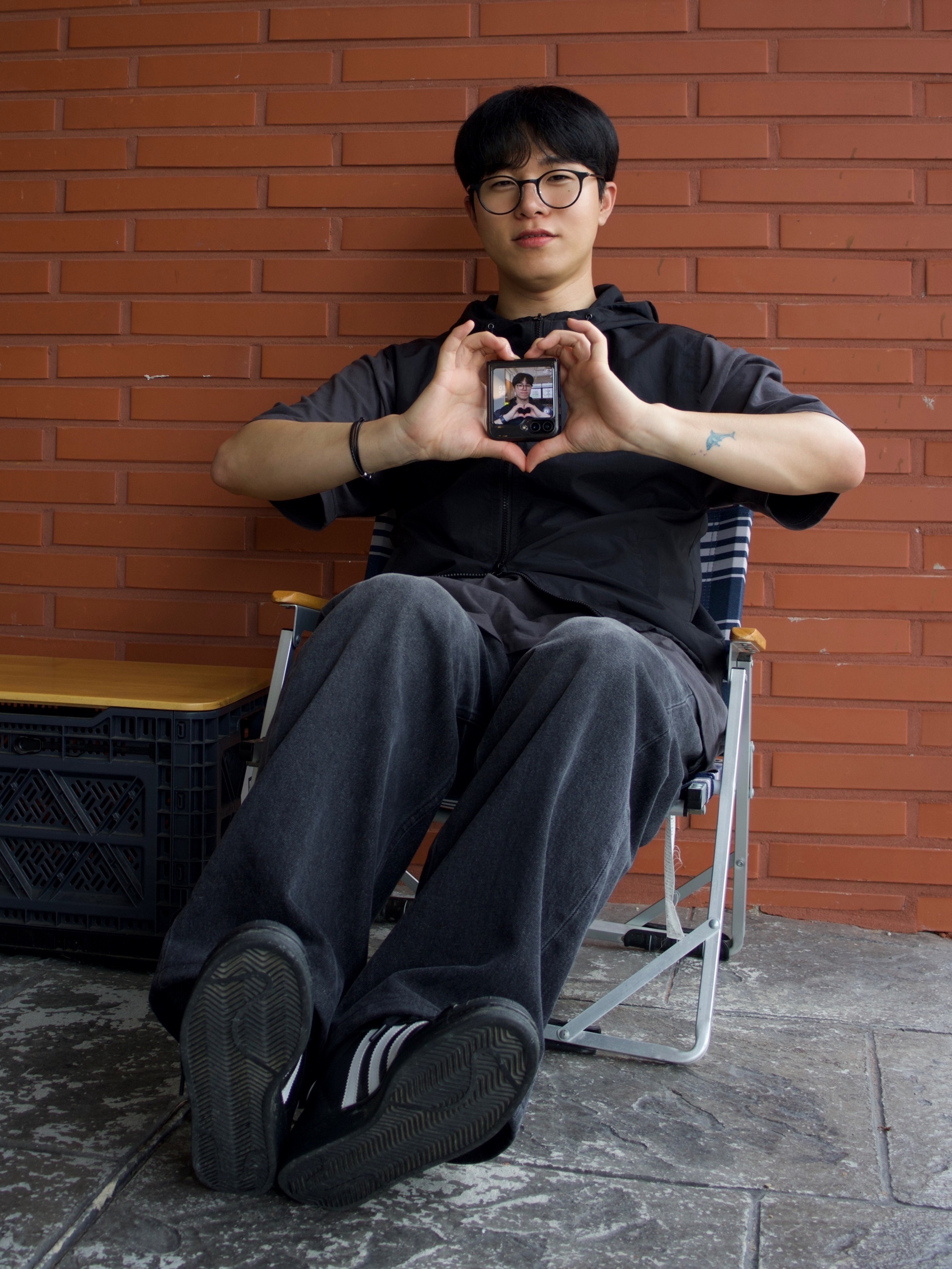 Adidas Superstar Core Black White, Samsung Galaxy Z Flip5 256GB Graphite (Korean Ver.) 착용 스타일 - 4