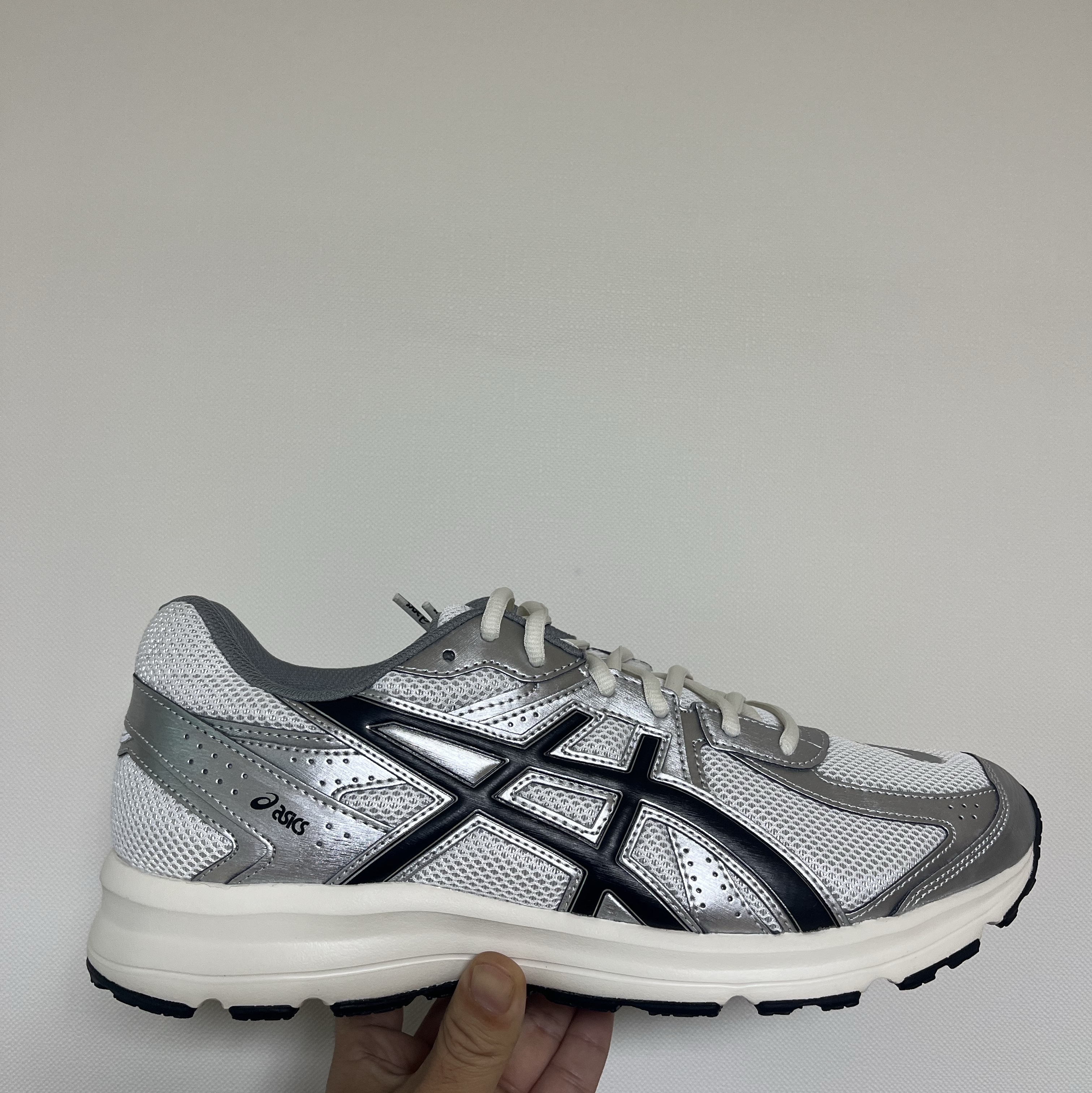 Asics Jog 100 S White Black - 2E Wide 착용 스타일 - 1