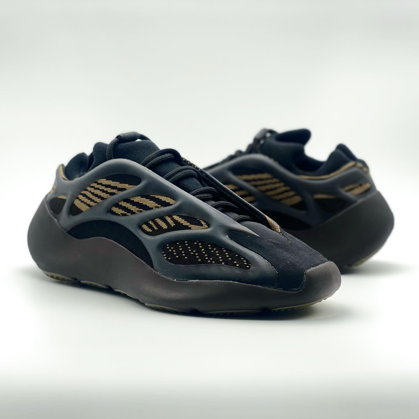 Adidas Yeezy 700 V3 Clay Brown 착용 스타일 - 2