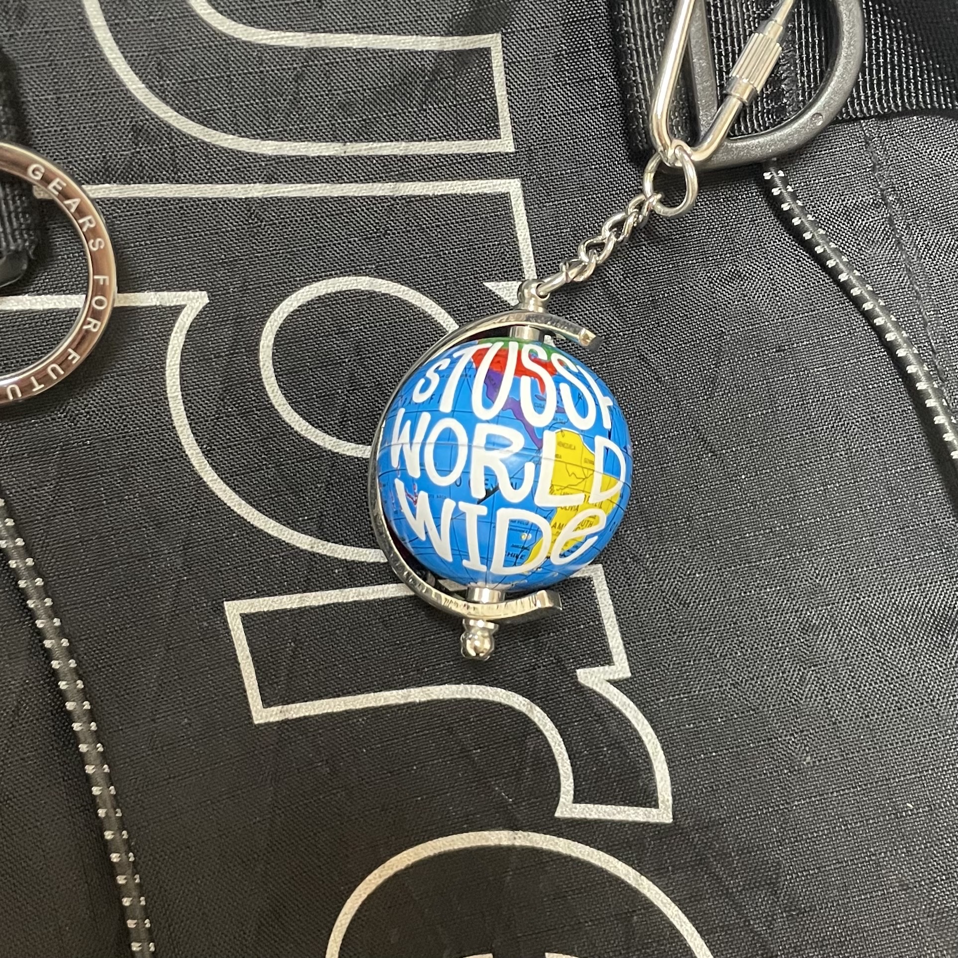 Stussy Globe Keychain Multi 착용 스타일