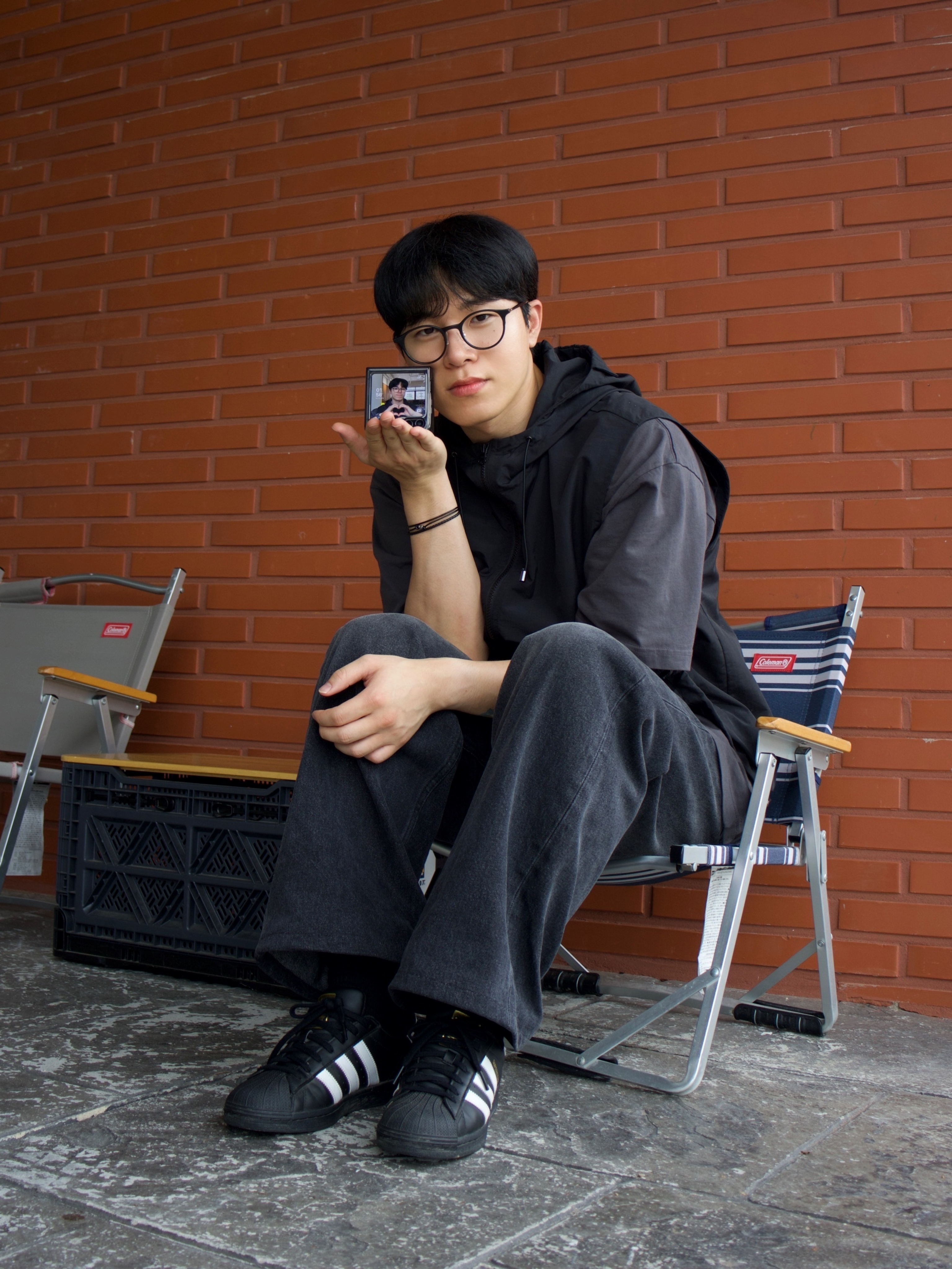 Adidas Superstar Core Black White, Samsung Galaxy Z Flip5 256GB Graphite (Korean Ver.) 착용 스타일 - 1