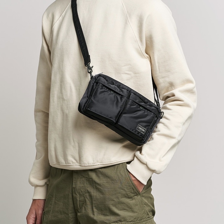 Porter Tanker Shoulder Bag S Black, Porter Tanker Shoulder Bag L Black 착용 스타일 - 3
