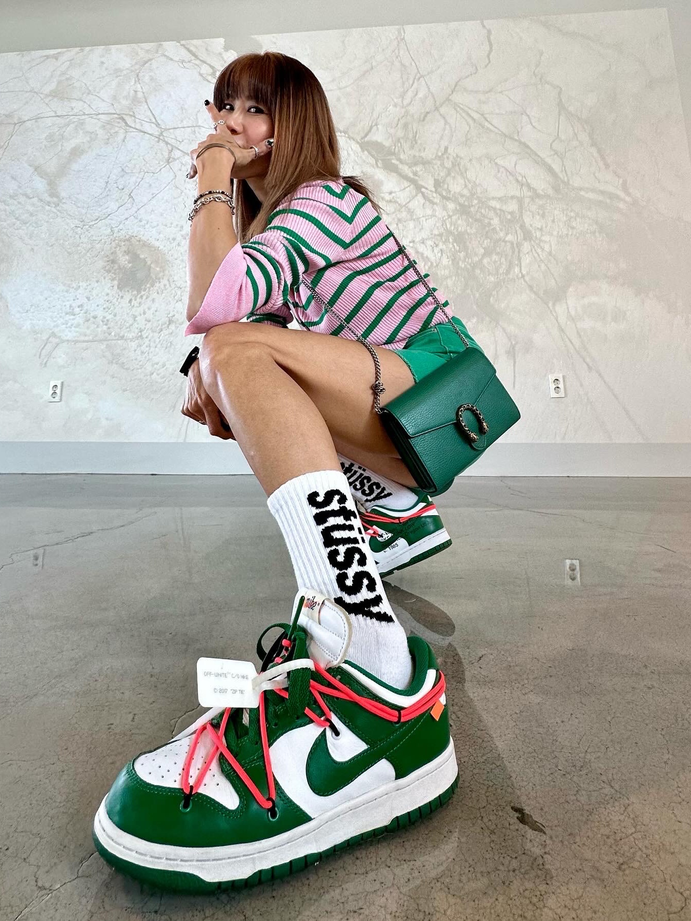 Nike x Off-White Dunk Low Pine Green, Stussy Helvetica Crew Socks White Black 착용 스타일 - 1