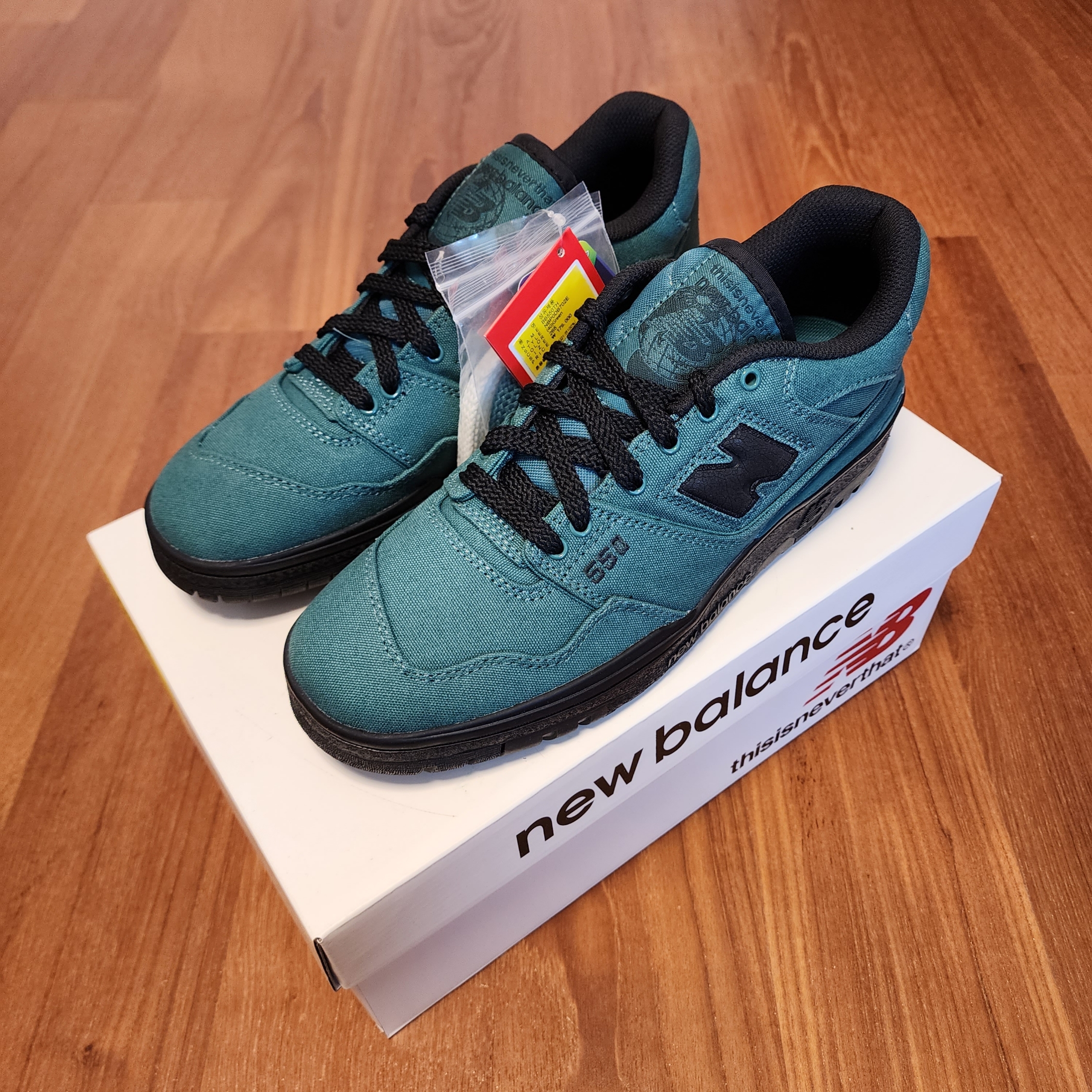 New Balance x Thisisneverthat 550 Green Black 착용 스타일 - 3