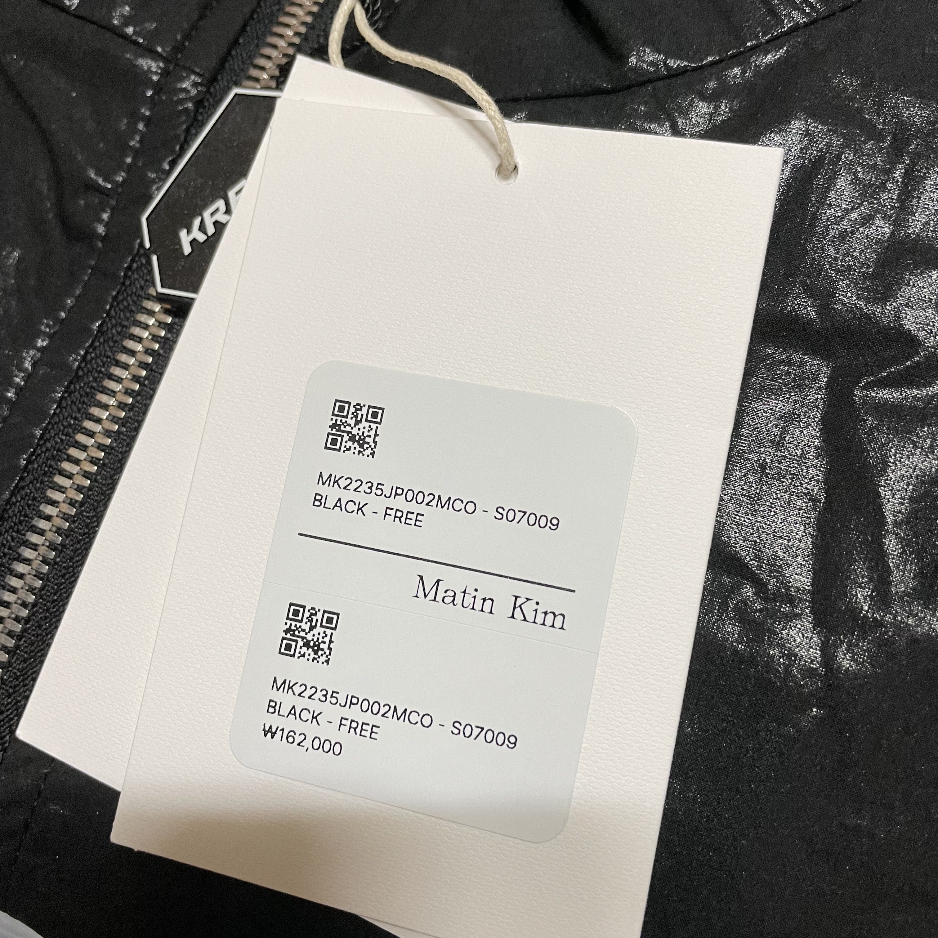 (W) Matin Kim Logo Coating Jumper Black 착용 스타일 - 1
