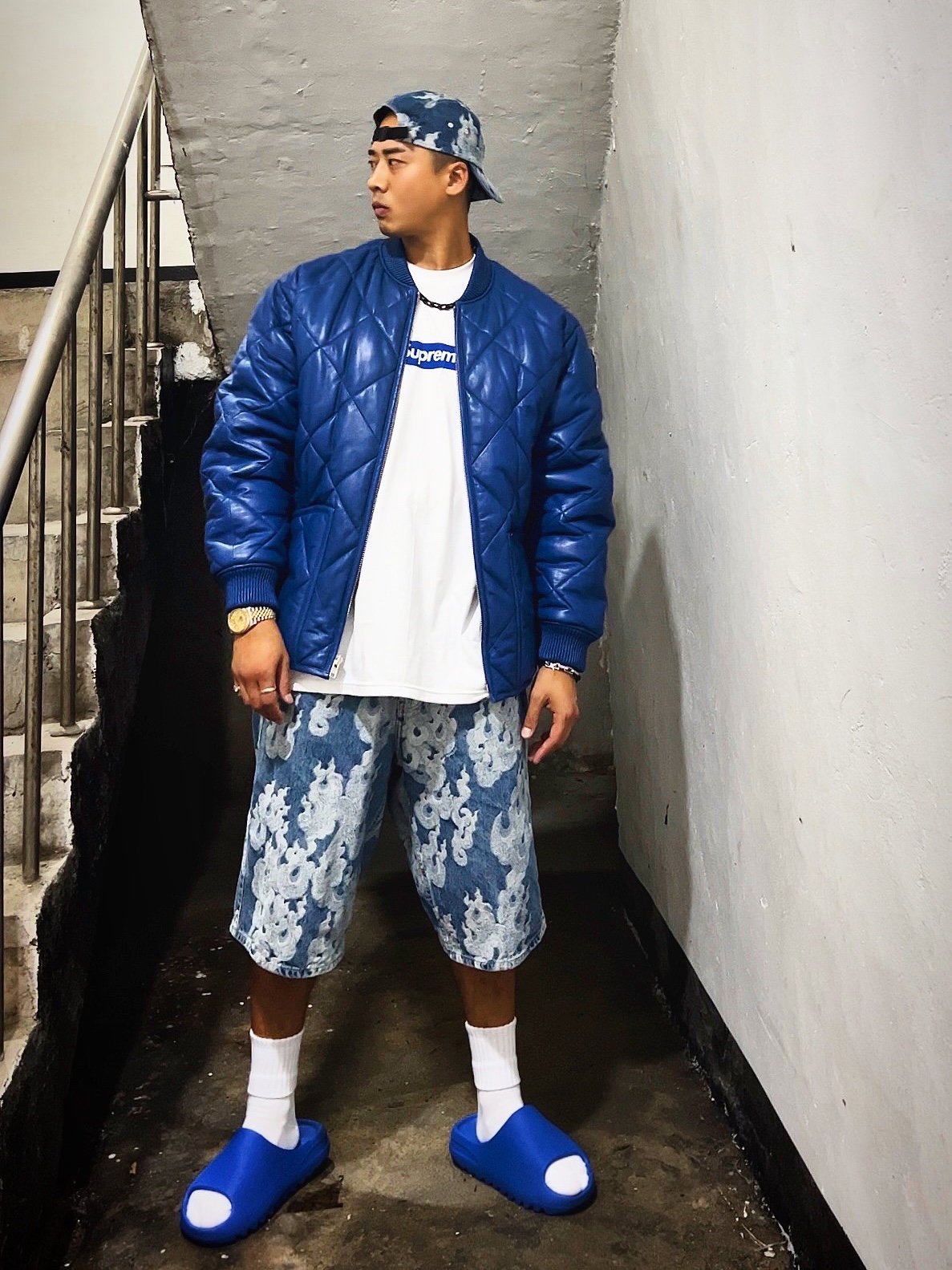 Supreme Flames Jacquard Denim Camp Cap Washed Indigo - 23SS, Supreme Flames Jacquard Baggy Denim Shorts Washed Indigo - 23SS 착용 스타일 - 1