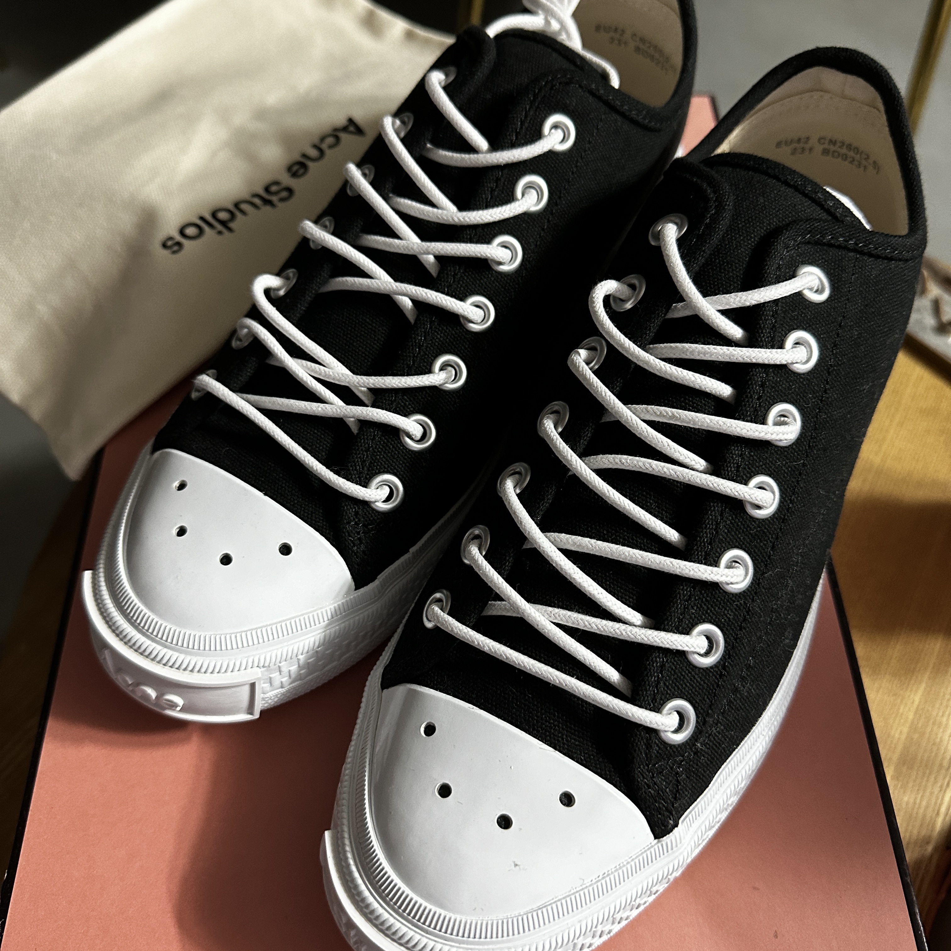 Acne Studios Canvas Sneakers Black Off White 착용 스타일