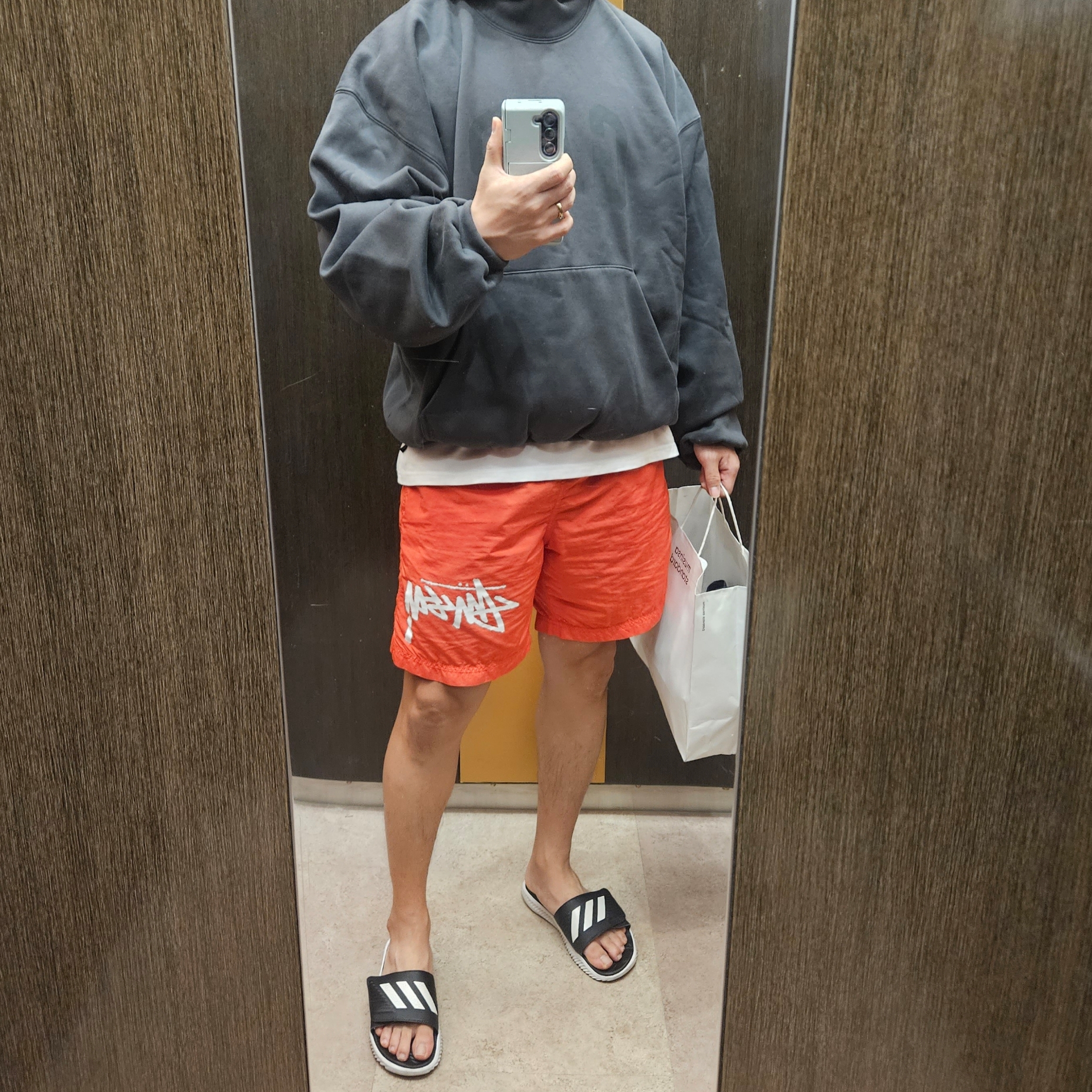 Yeezy Gap Engineered By Balenciaga Dove Hoodie Black, Nike x Stussy Water Shorts Habanero Red 착용 스타일