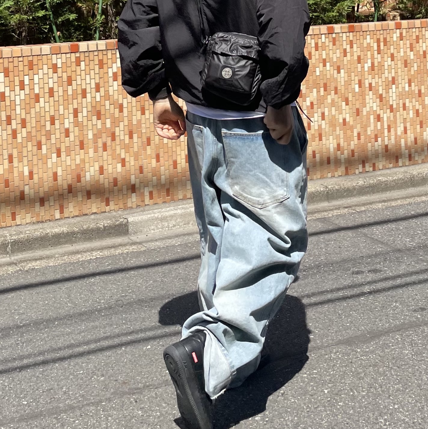 Nike x Supreme Air Force 1 Low Black, Stone Island 90270 Mussola Gommata Canvas Map Holder Bag Black - 22FW 착용 스타일 - 1