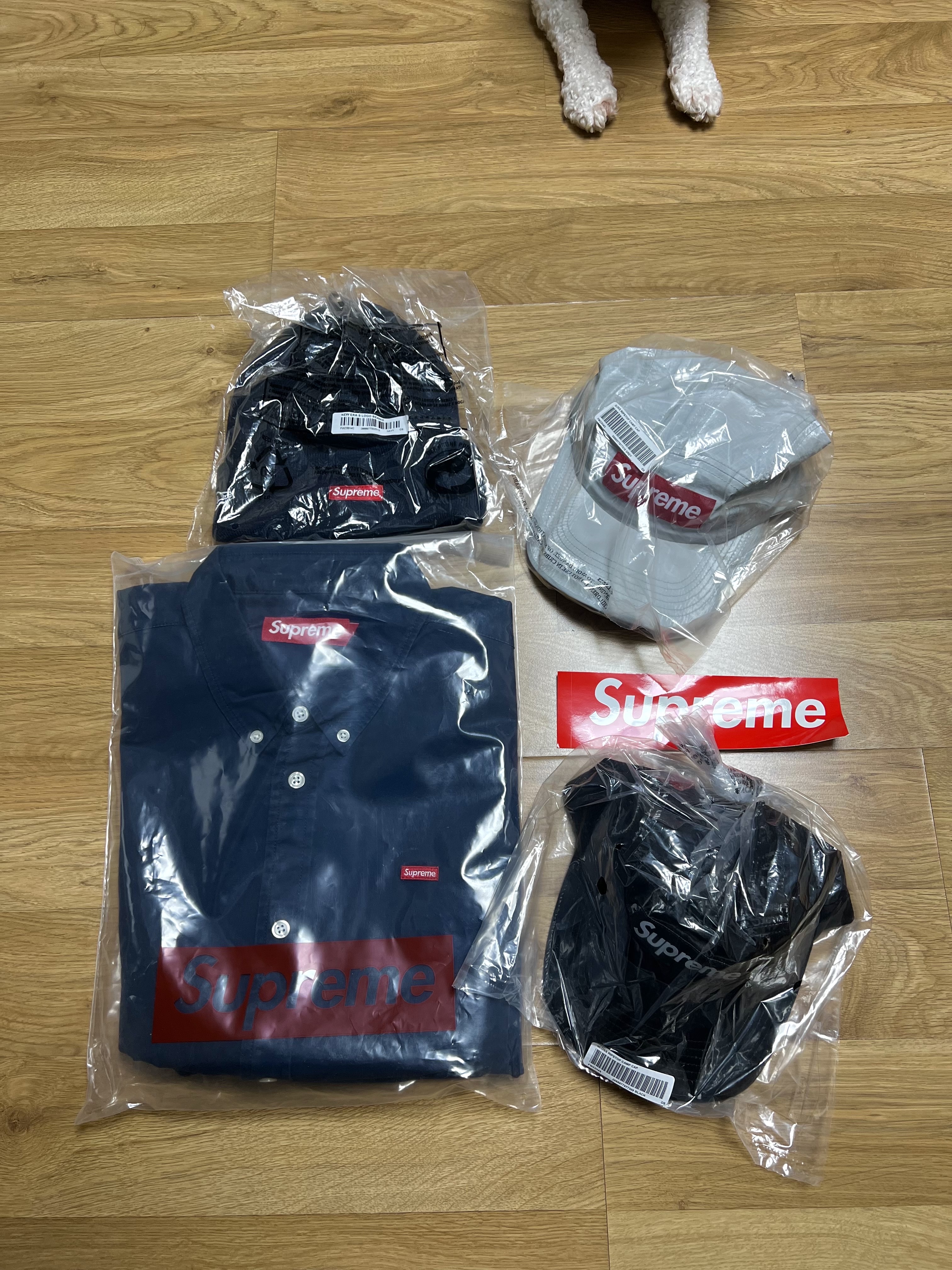 Supreme Small Box Shirt Navy - 23FW, Supreme Gloss Ripstop Camp Cap Light Grey - 23FW 착용 스타일 - 1