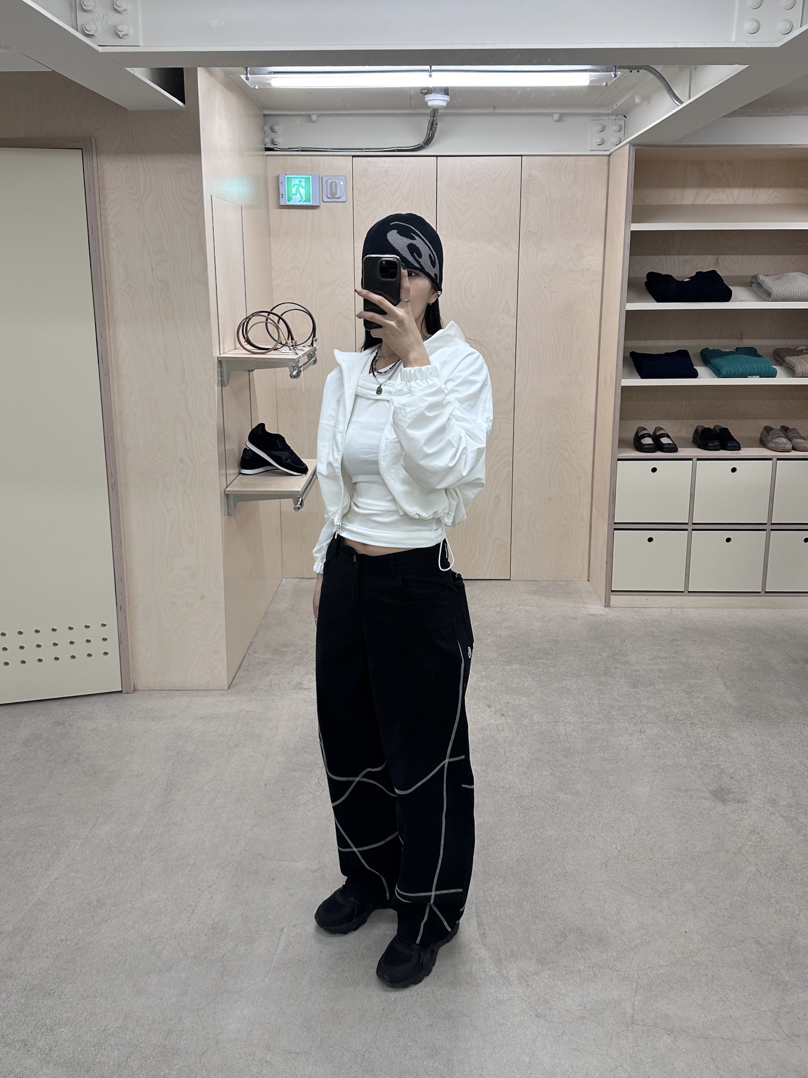 Sansan Gear Logo Beanie Black - 22FW, Asics Jog 100 T Black - 4E Extra Wide 착용 스타일 - 2