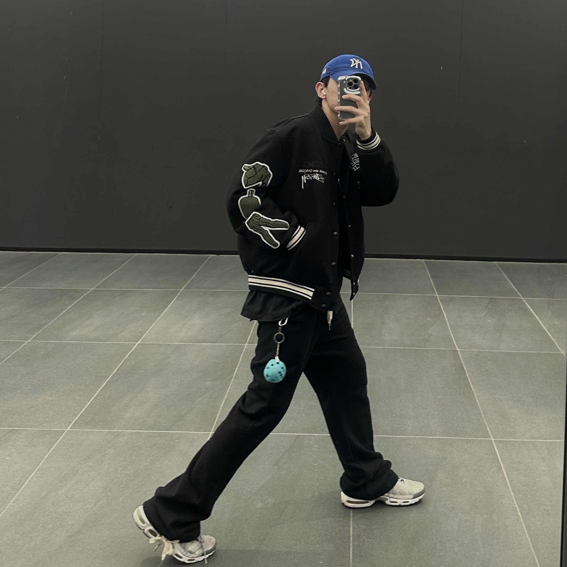 Stussy x CDG Varsity Jacket, Nike Air Max Plus Silver Bullet 착용 스타일