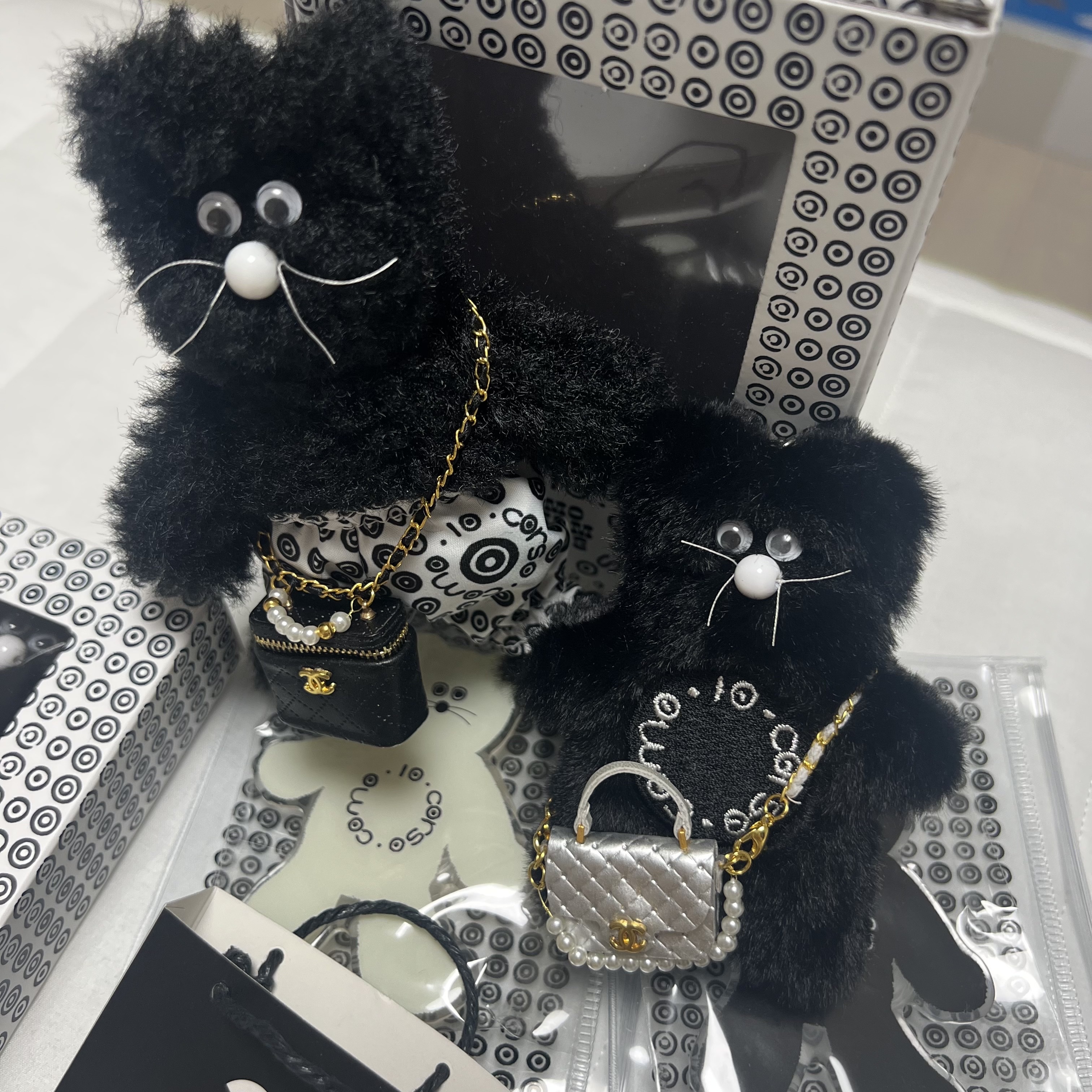 Monamhee x 10 Corso Como Bianco Phone Strap Black, Monamhee x 10 Corso Como Bianco Keyring Black 착용 스타일 - 3