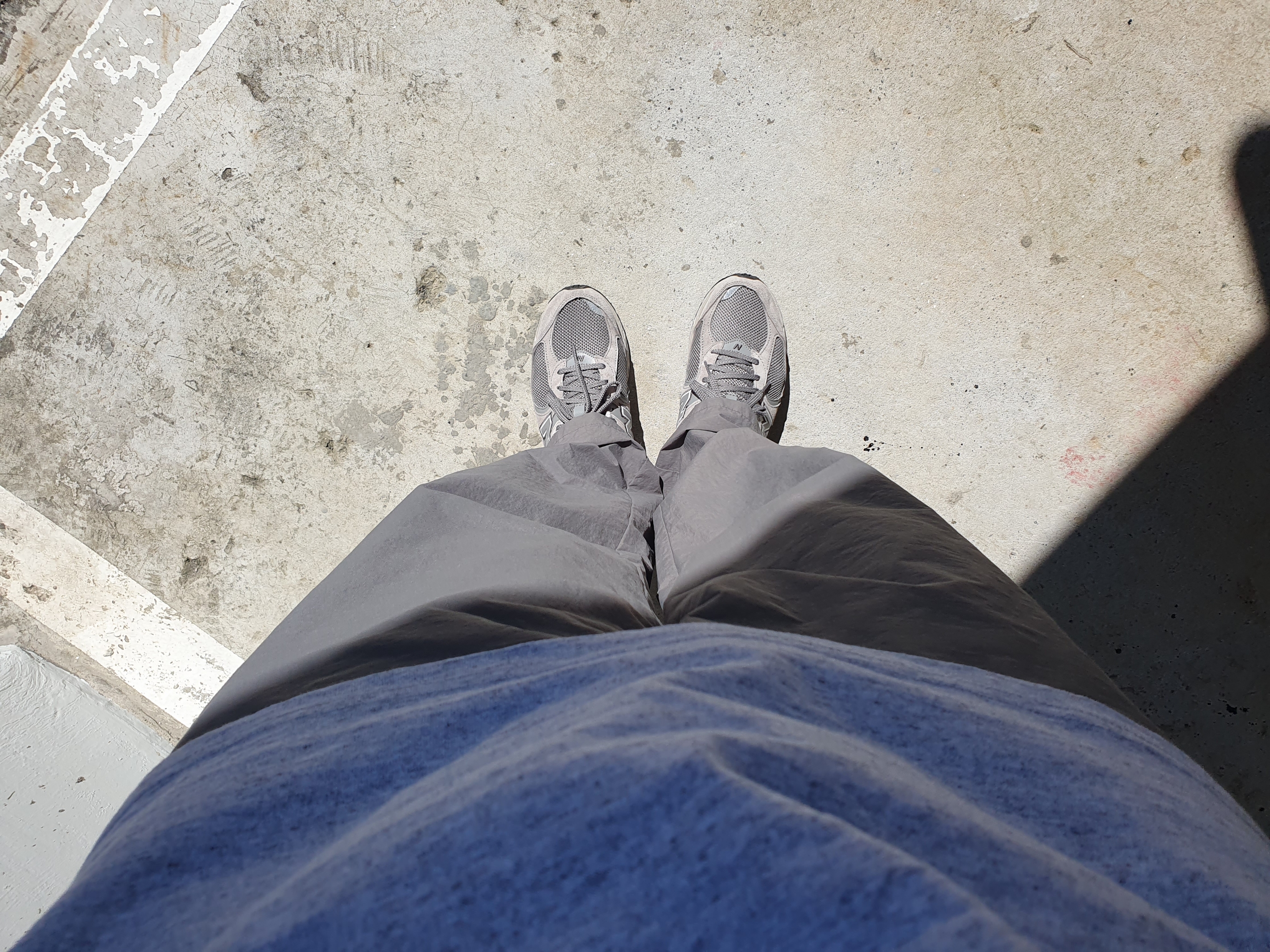 New Balance 2002R Grey 착용 스타일