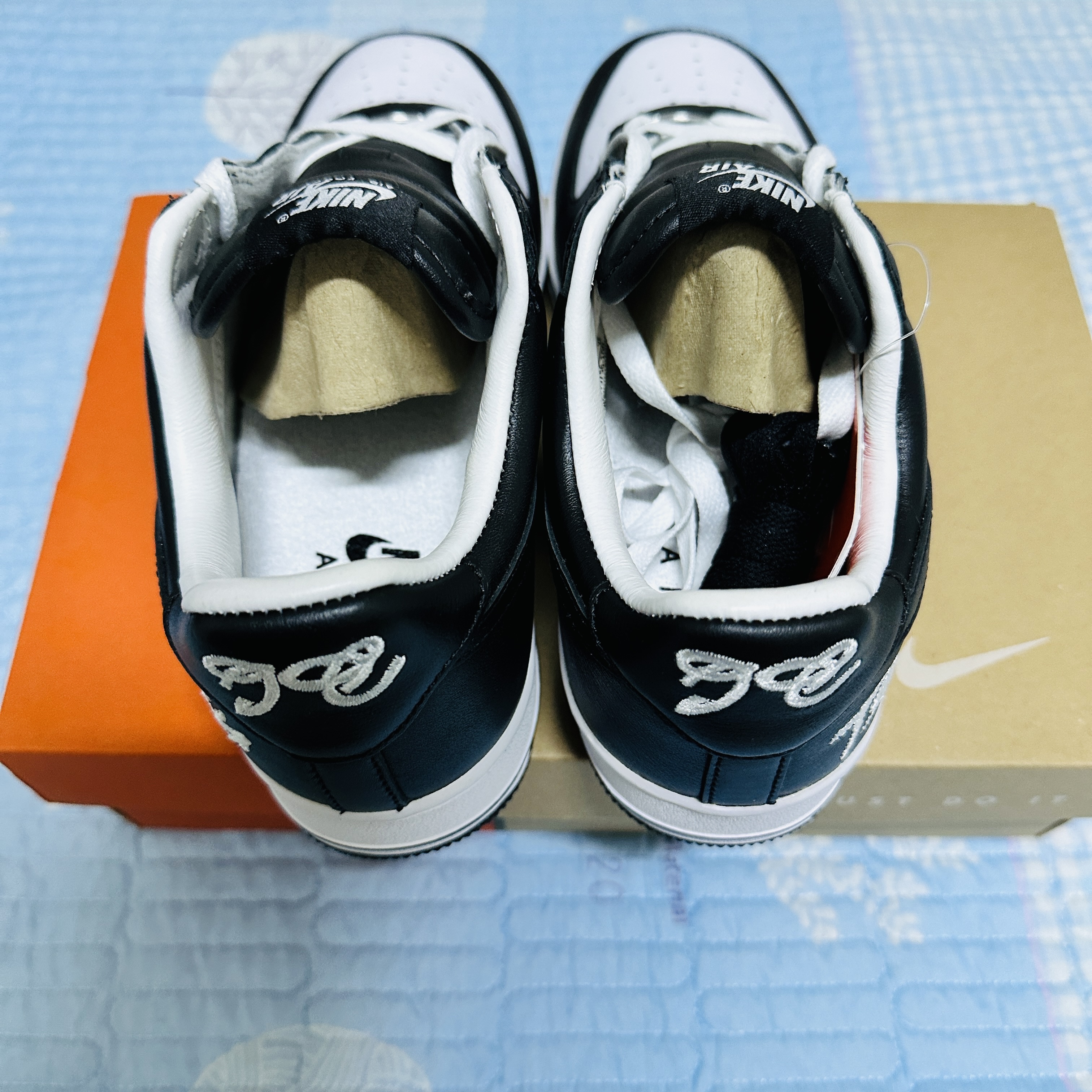 Nike x Terror Squad Air Force 1 Low QS Blackout 착용 스타일 - 3