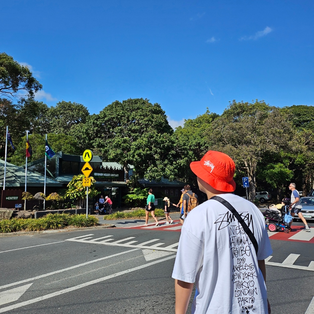Nike x Stussy Bucket Hat Habanero Red, Stussy Tribe Stack T-Shirt White 착용 스타일