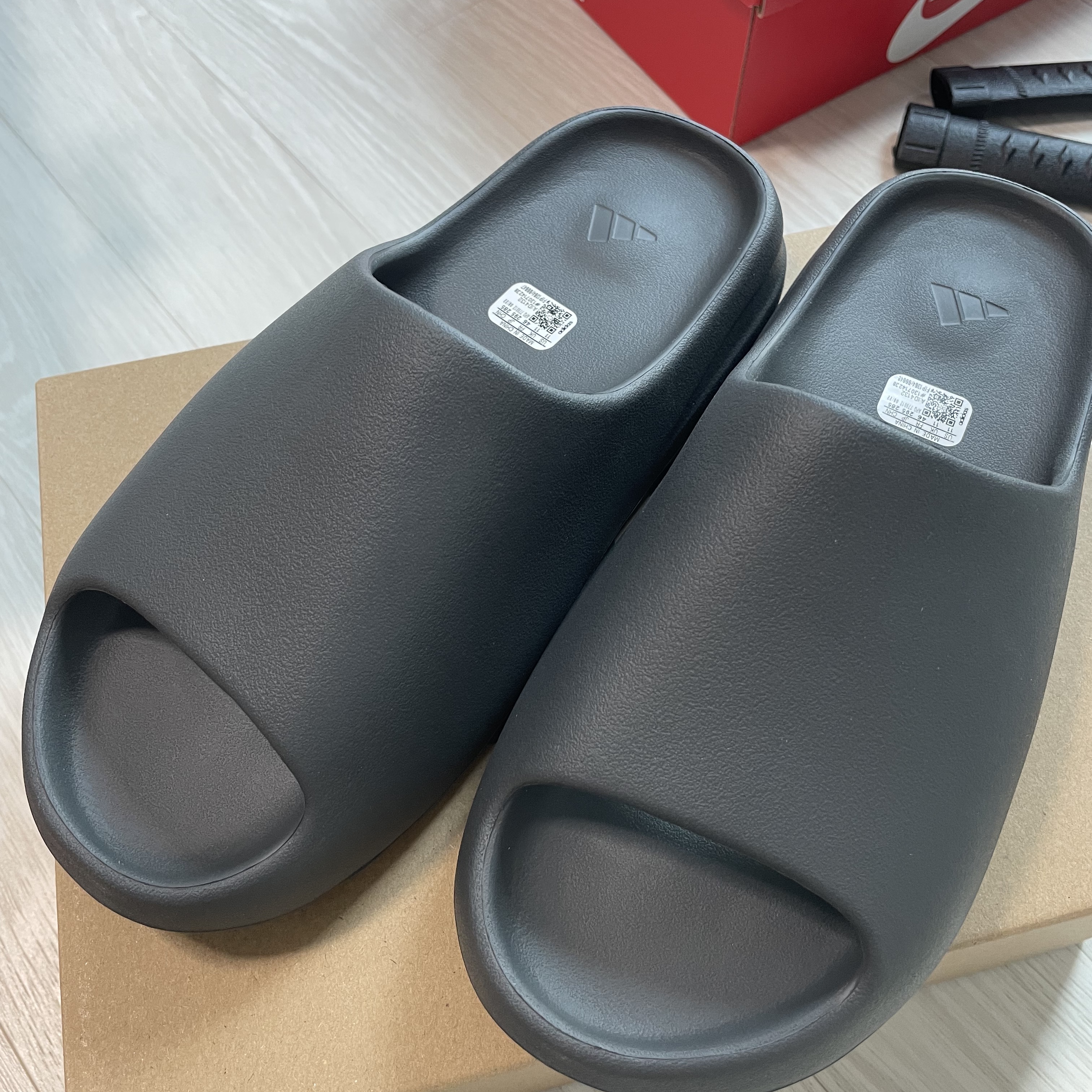 Adidas Yeezy Slide Granite 착용 스타일 - 1