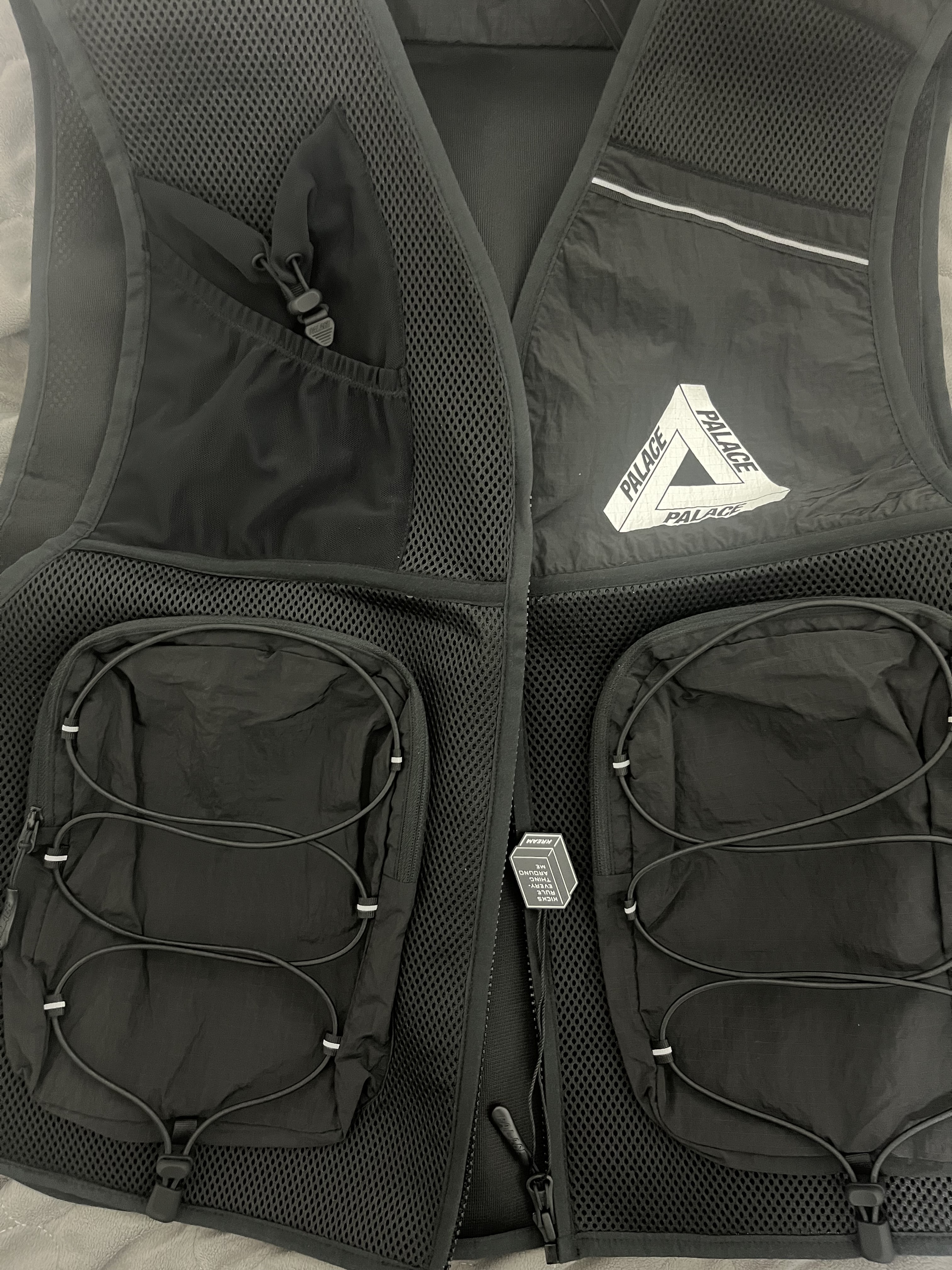 Palace Hydro Vest Black - 23SS 착용 스타일