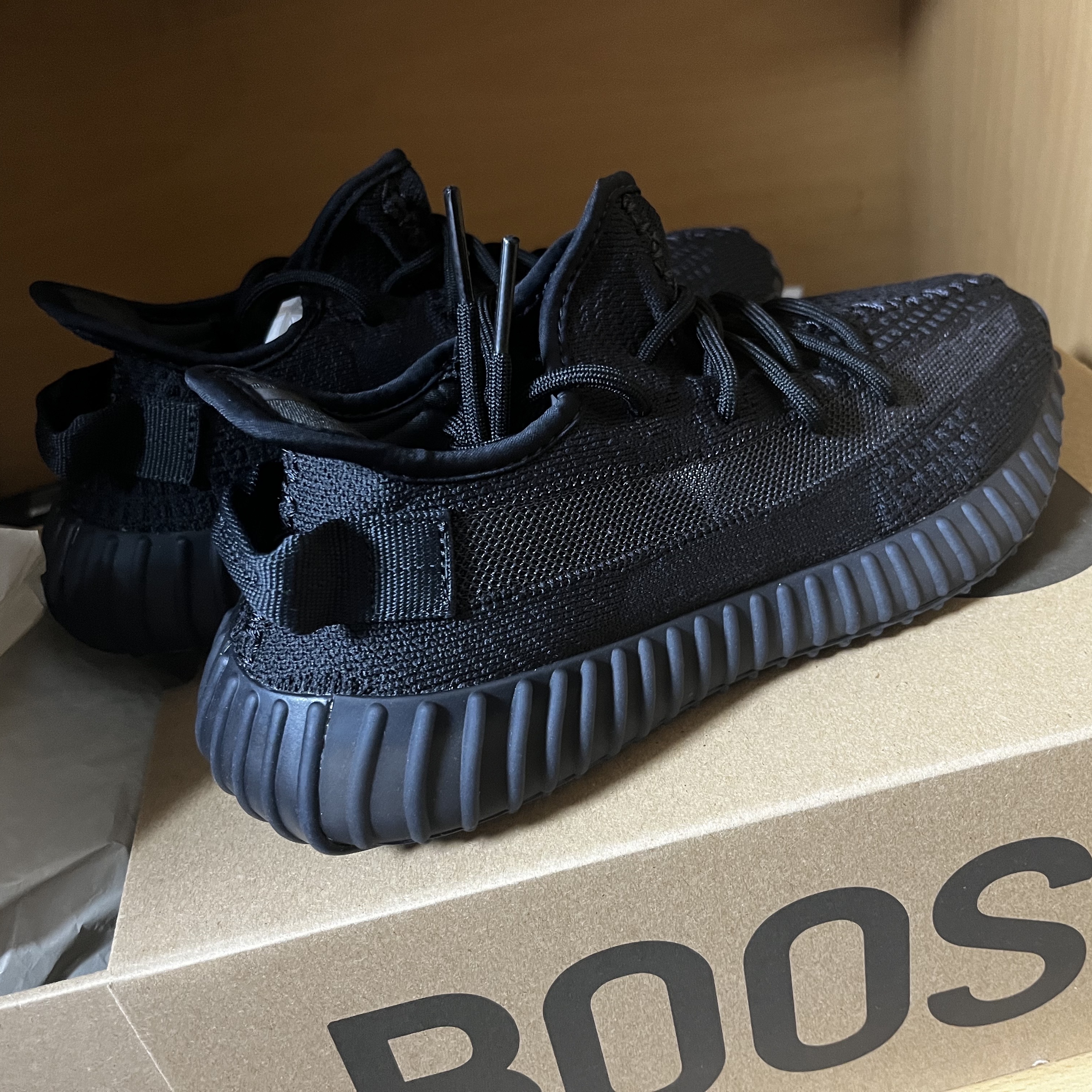 Adidas Yeezy Boost 350 V2 Onyx 착용 스타일