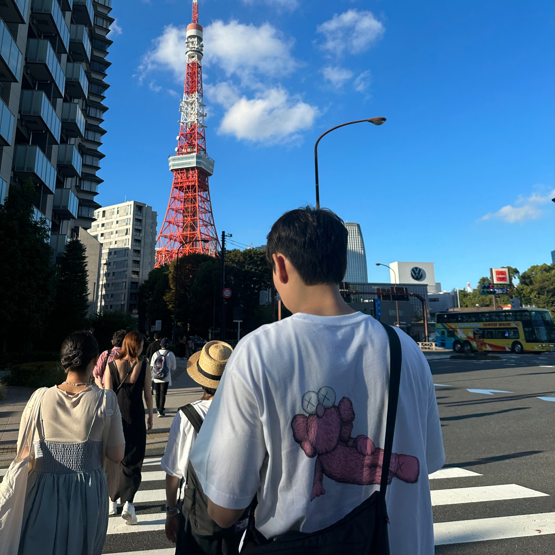 Uniqlo UT x Kaws Short Sleeve Graphic T-Shirt White 착용 스타일