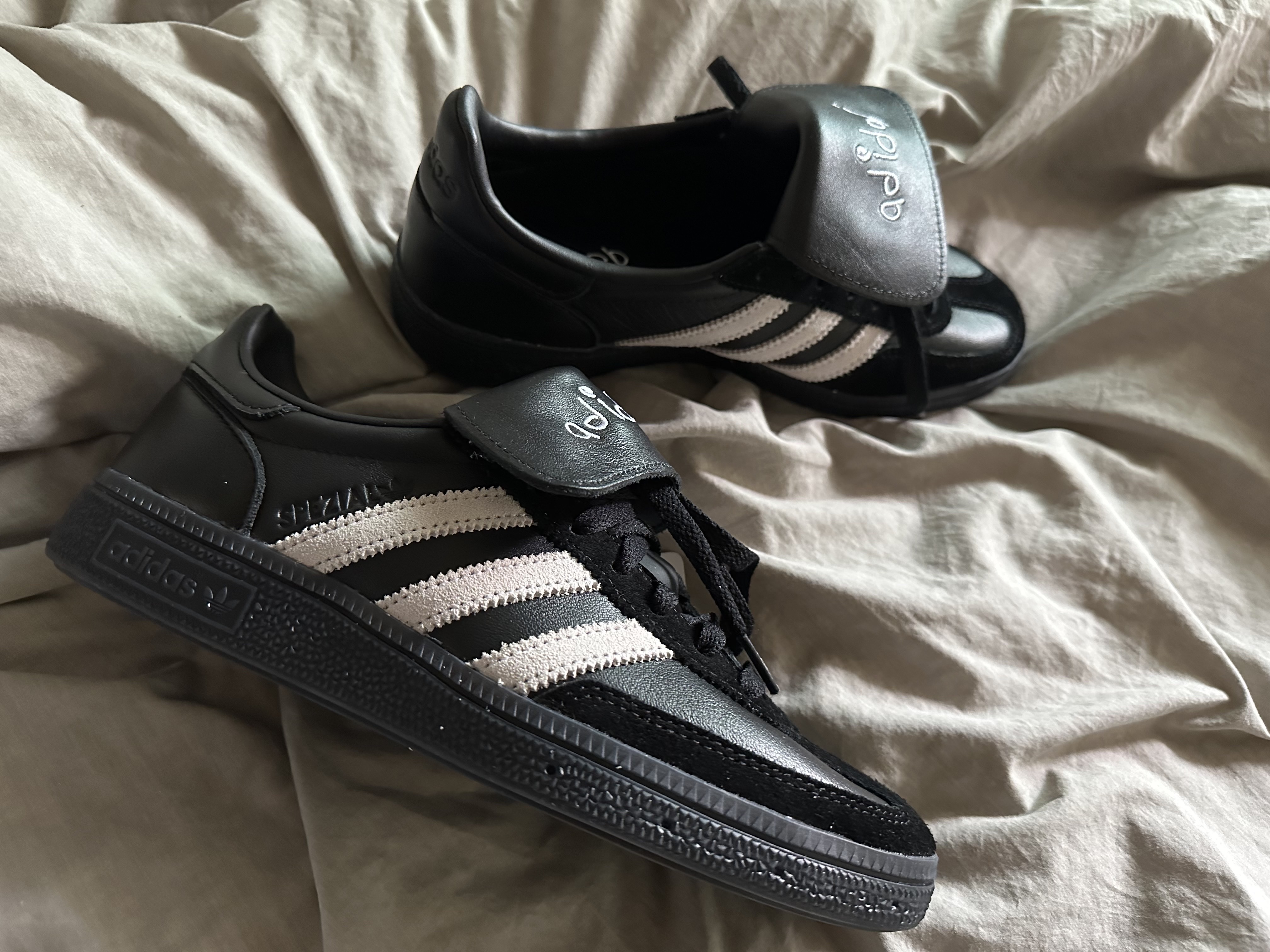 Adidas Spezial Handball Core Black Cloud White 착용 스타일 - 1
