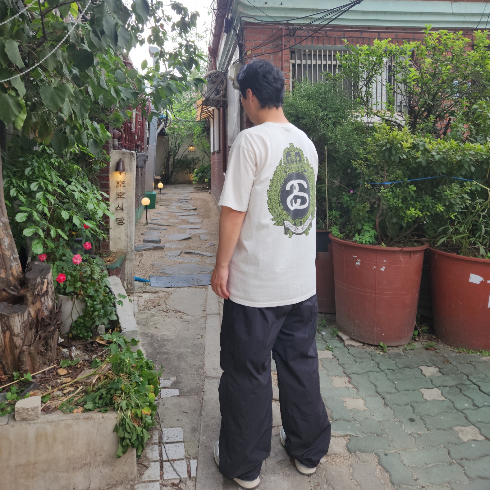 Stussy Crown Wreath Pigment Dyed T-Shirt Natural, (W) Nike Dunk Low Light Smoke Grey 착용 스타일