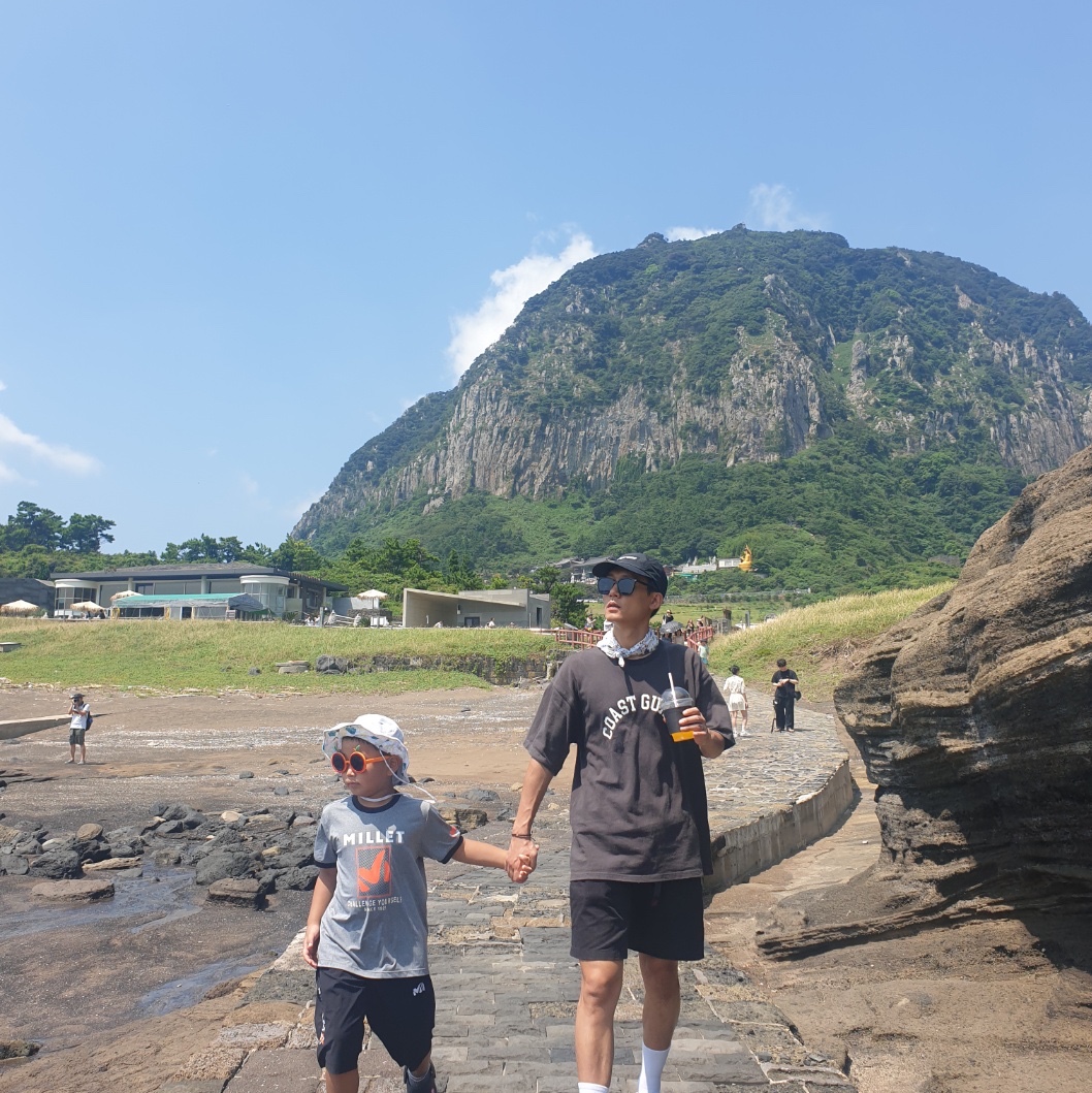 Crocs All Terrain Clog White Multi, Supreme Washed Chino Twill Camp Cap Black 착용 스타일