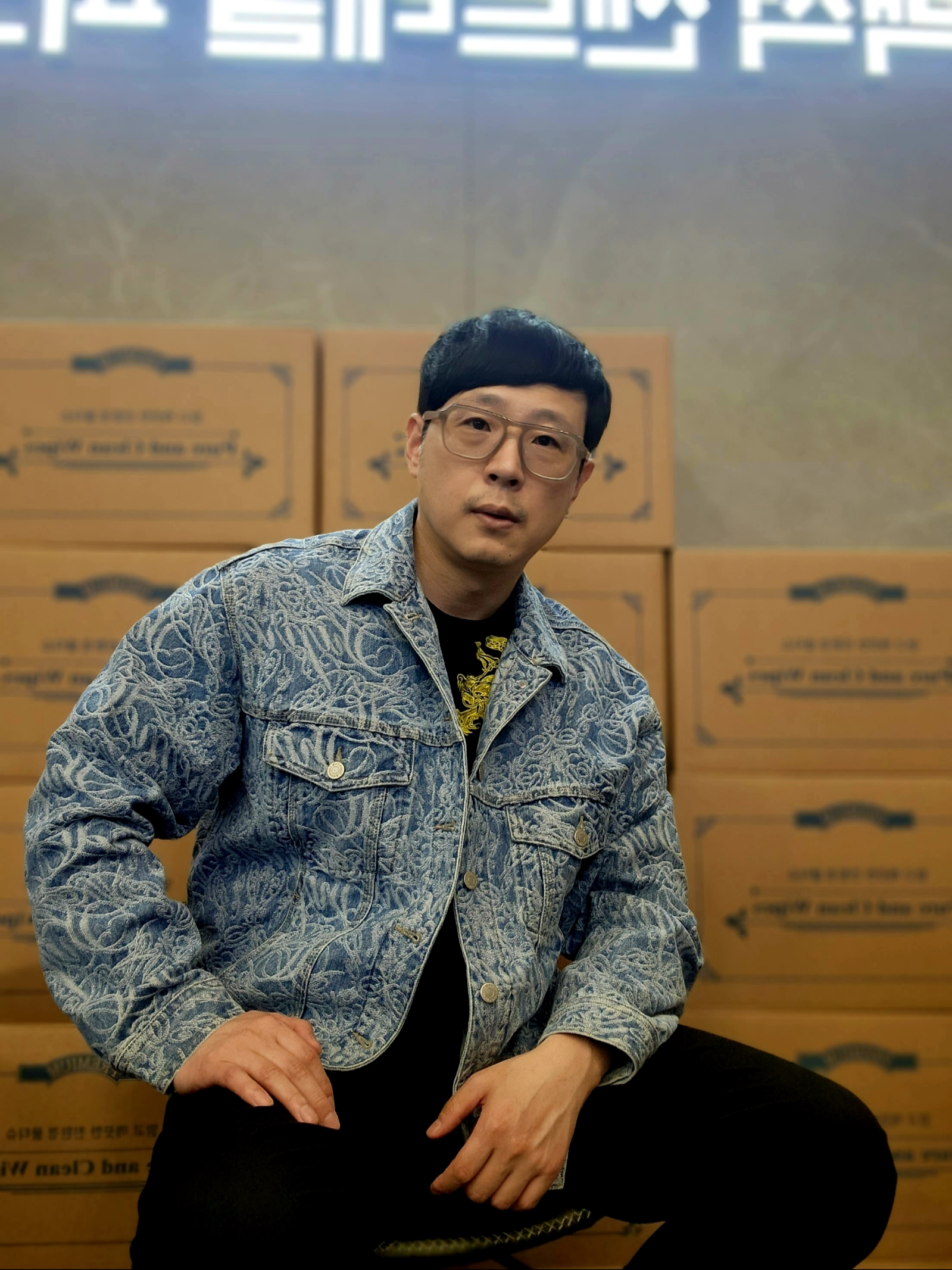 Gentle Monster x Maison Margiela MM011 Clear Brown, Supreme Script Jacquard Denim Trucker Jacket Washed Blue - 22FW 착용 스타일 - 1