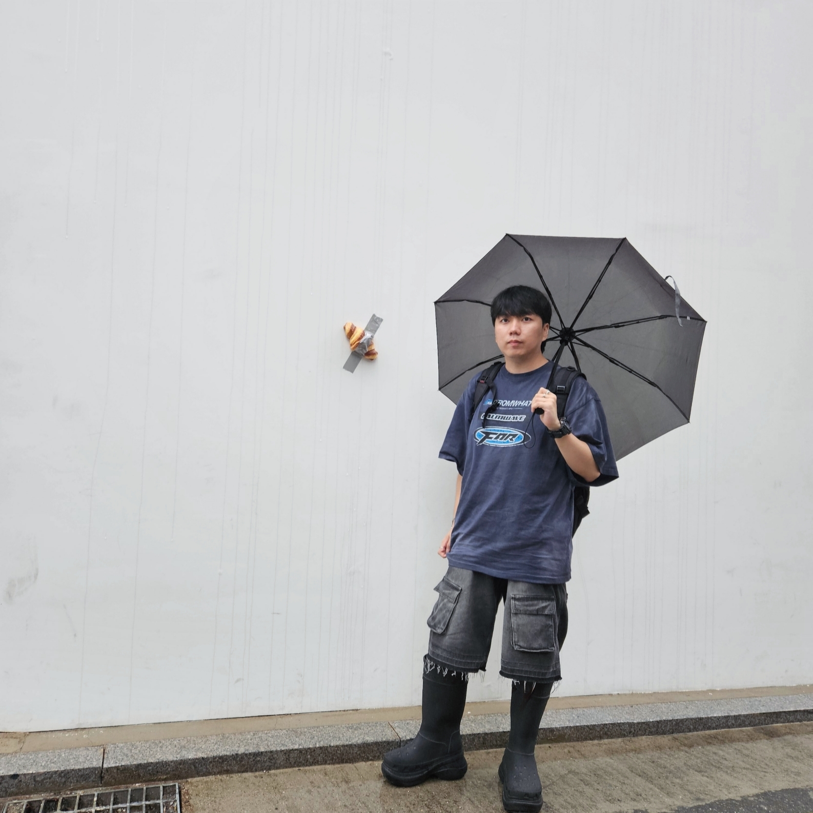 Balenciaga x Crocs Rubber Boot Black 착용 스타일
