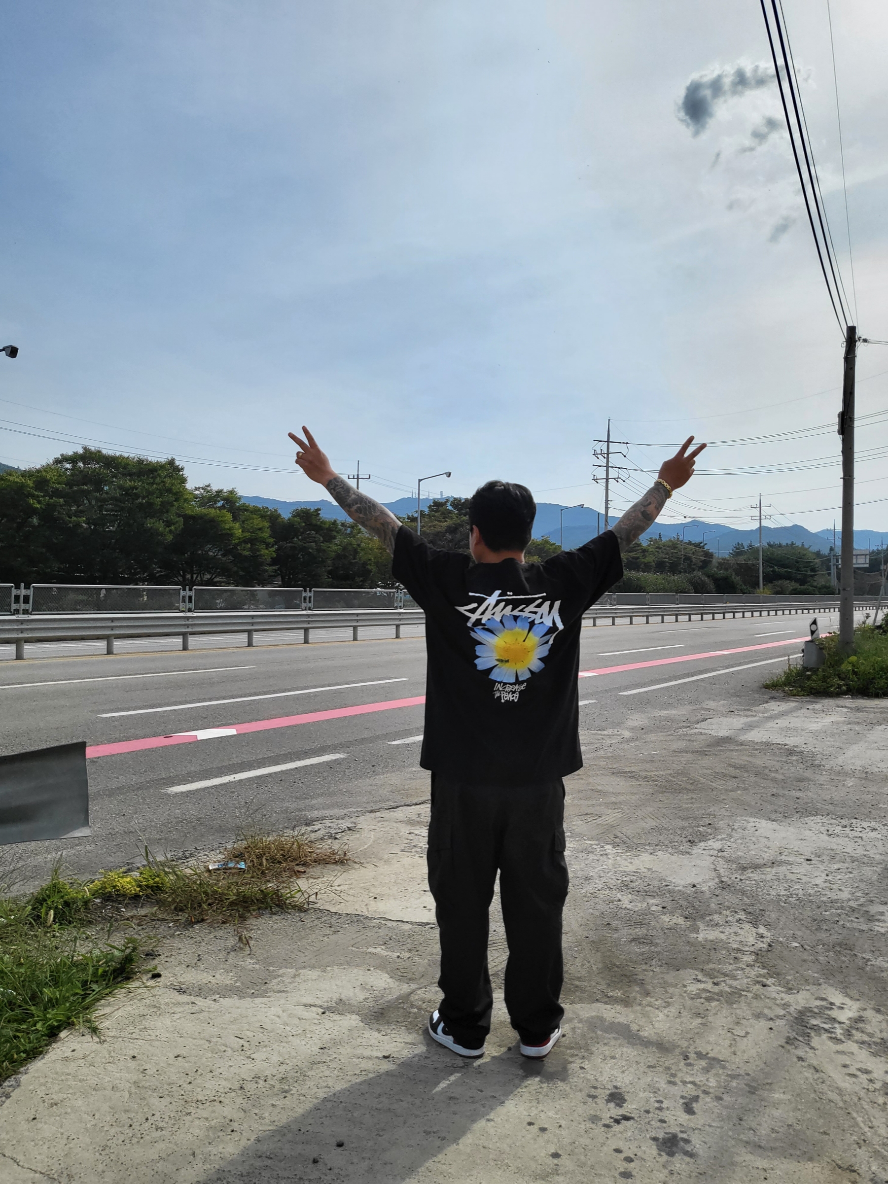 Stussy ITP Flower T-Shirt Black, Jordan 1 Retro Low OG Black Toe 착용 스타일