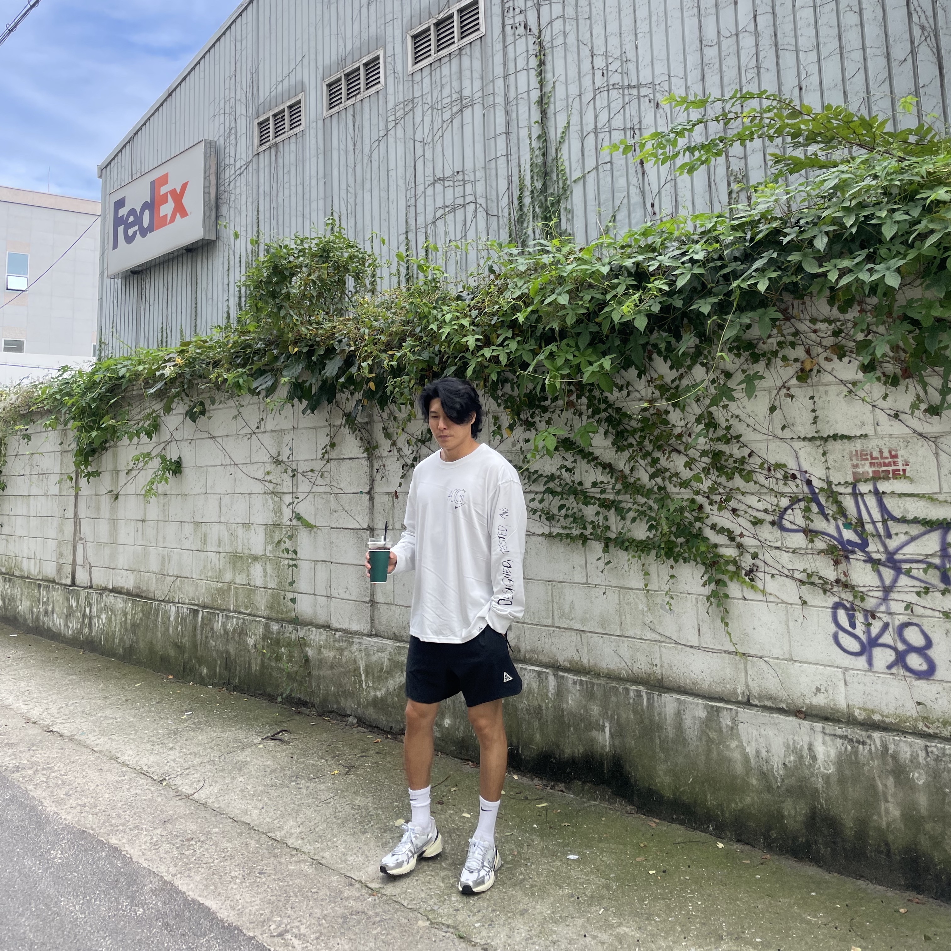 Nike V2K Run Summit White Metallic Silver, Nike ACG Ralph Steadman Long Sleeve T-Shirt Summit White - Asia 착용 스타일 - 1