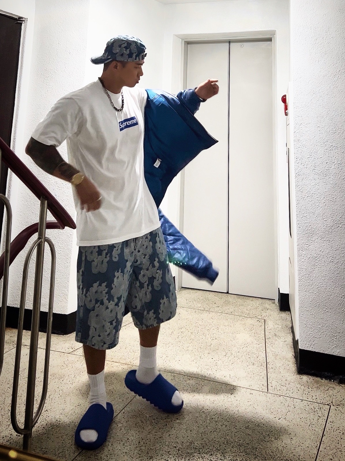Supreme Flames Jacquard Denim Camp Cap Washed Indigo - 23SS, Supreme Flames Jacquard Baggy Denim Shorts Washed Indigo - 23SS 착용 스타일 - 1