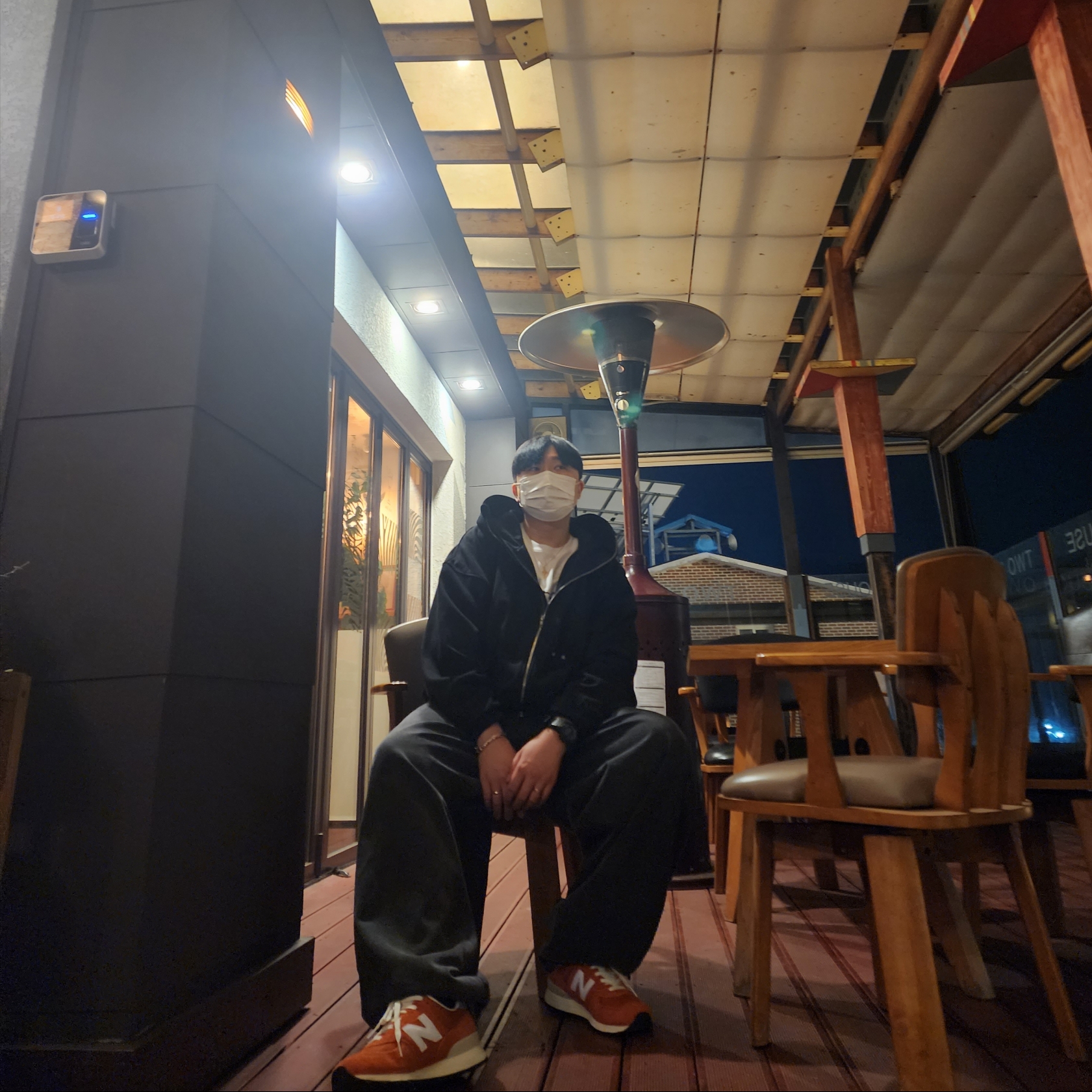 New Balance 574 Heritage Orange Burst White, Casio G-Shock x Supreme x The North Face DW-6900 Black 착용 스타일 - 3