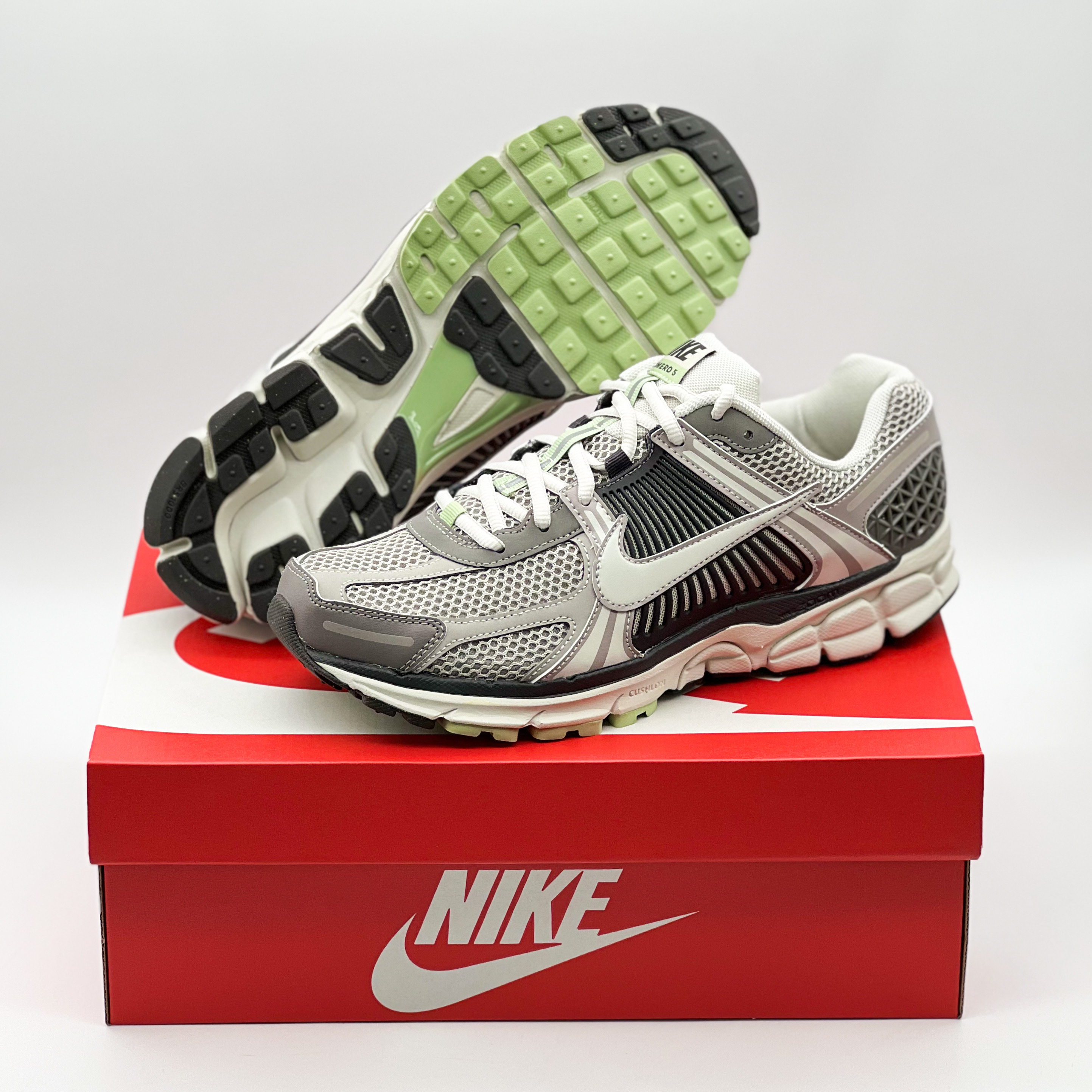 (W) Nike Zoom Vomero 5 Cobblestone and Flat Pewter 착용 스타일 - 1