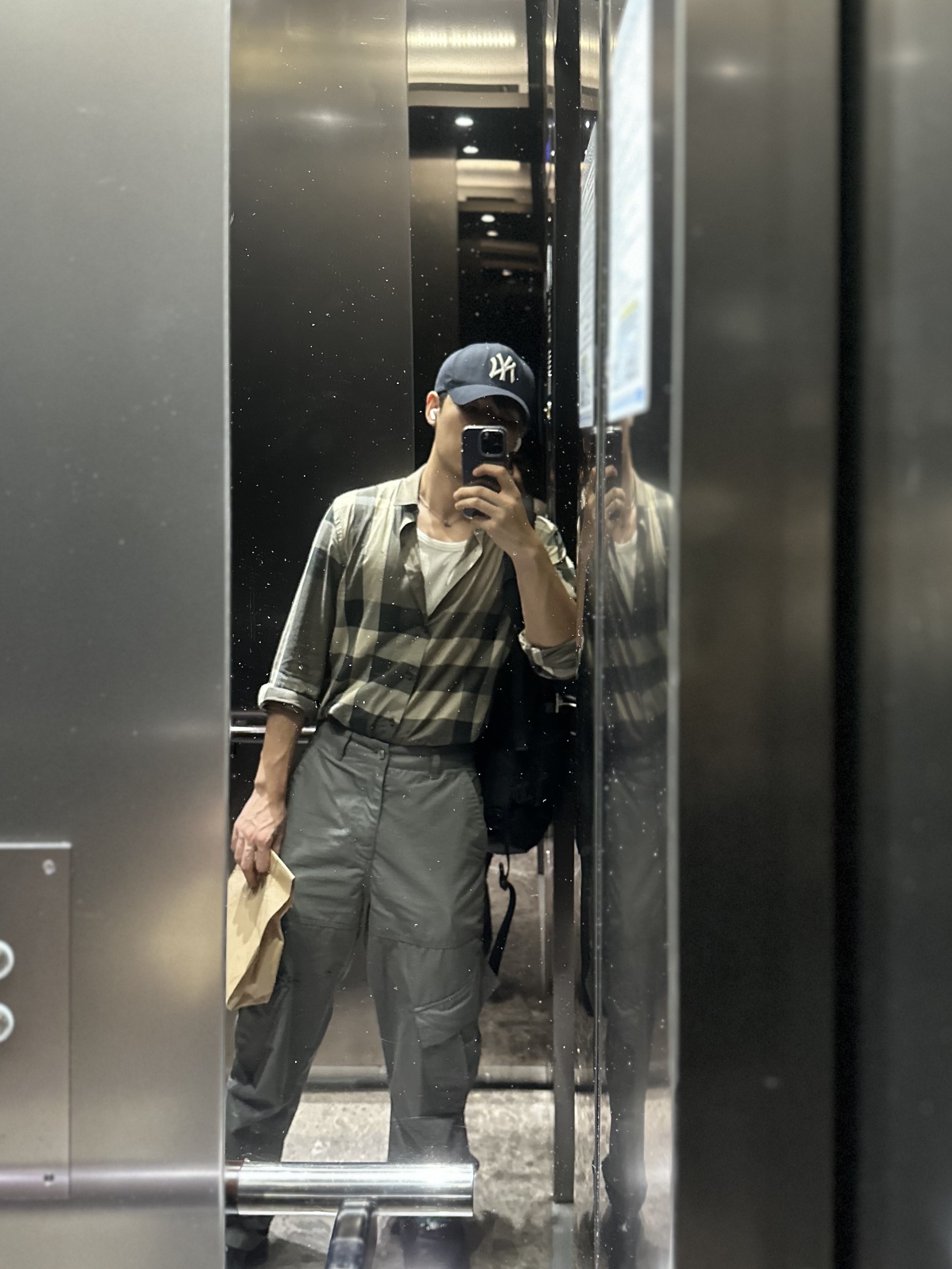 Arc'teryx Mantis 26 Backpack Black, Nike x Supreme Air Force 1 Low Black 착용 스타일 - 3