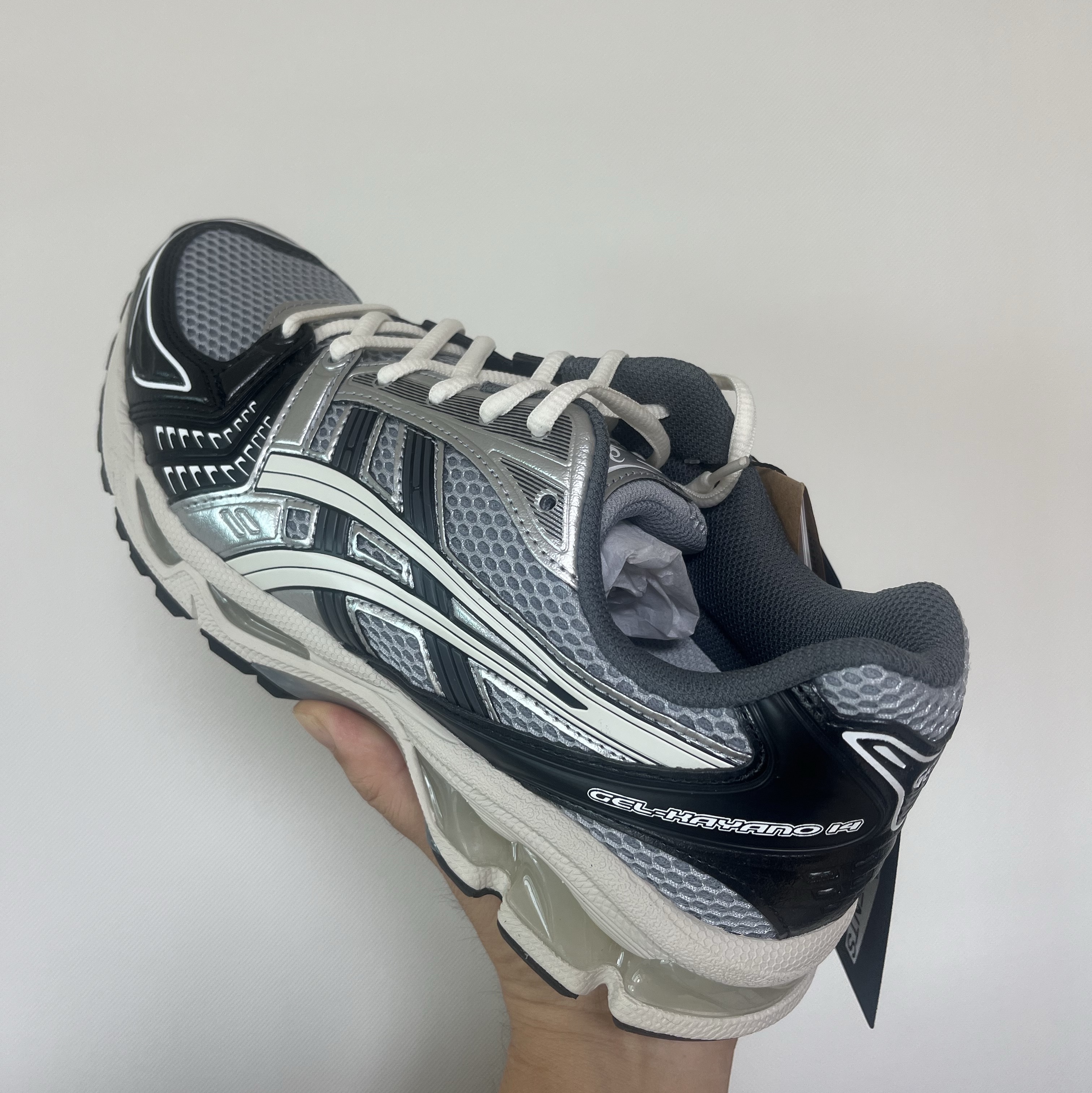 Asics Gel-Kayano 14 Black Glacier Grey 착용 스타일 - 2