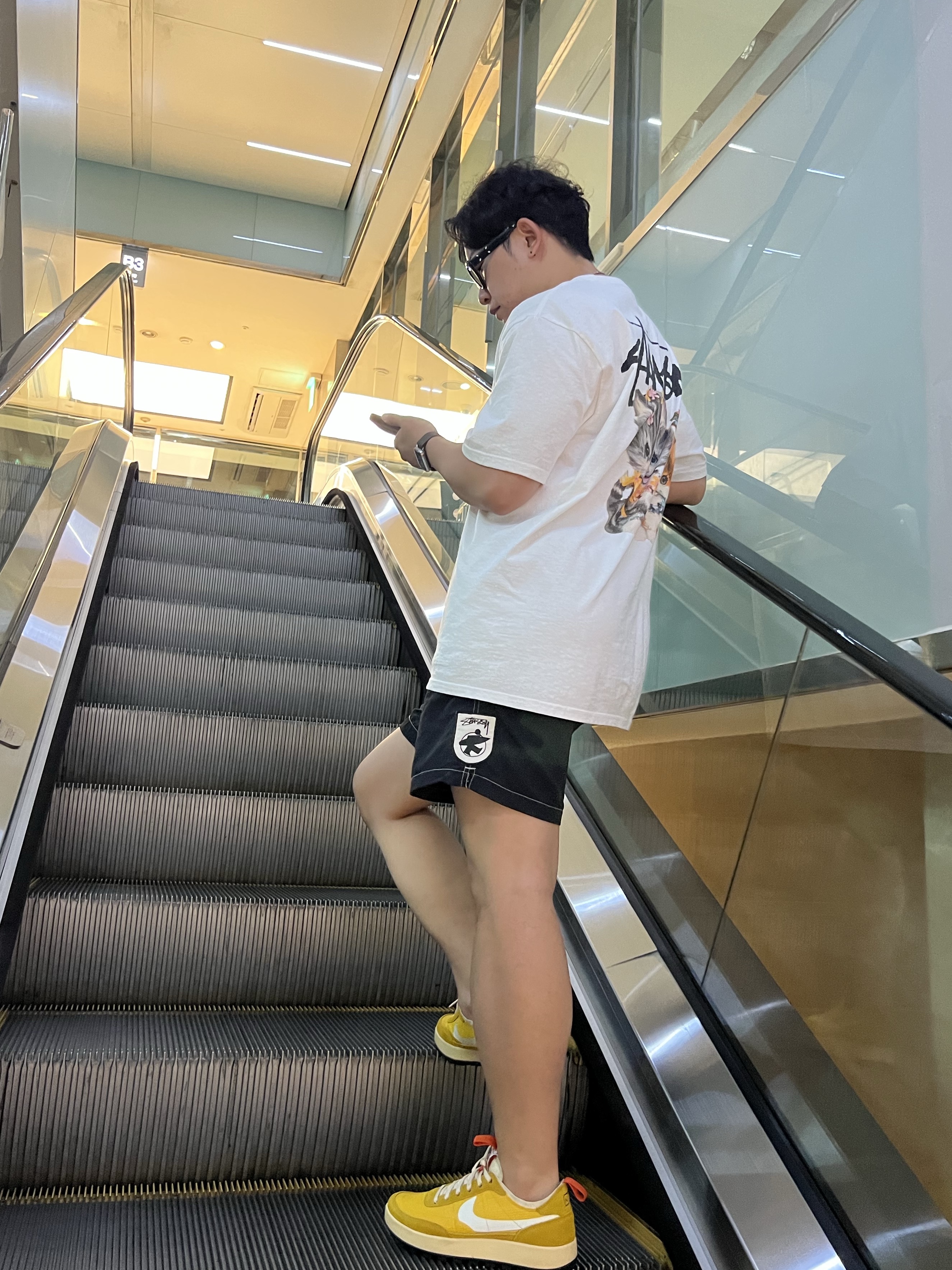 Stussy Kittens T-Shirt White, Gentle Monster x Maison Margiela MM005 Black Black 착용 스타일