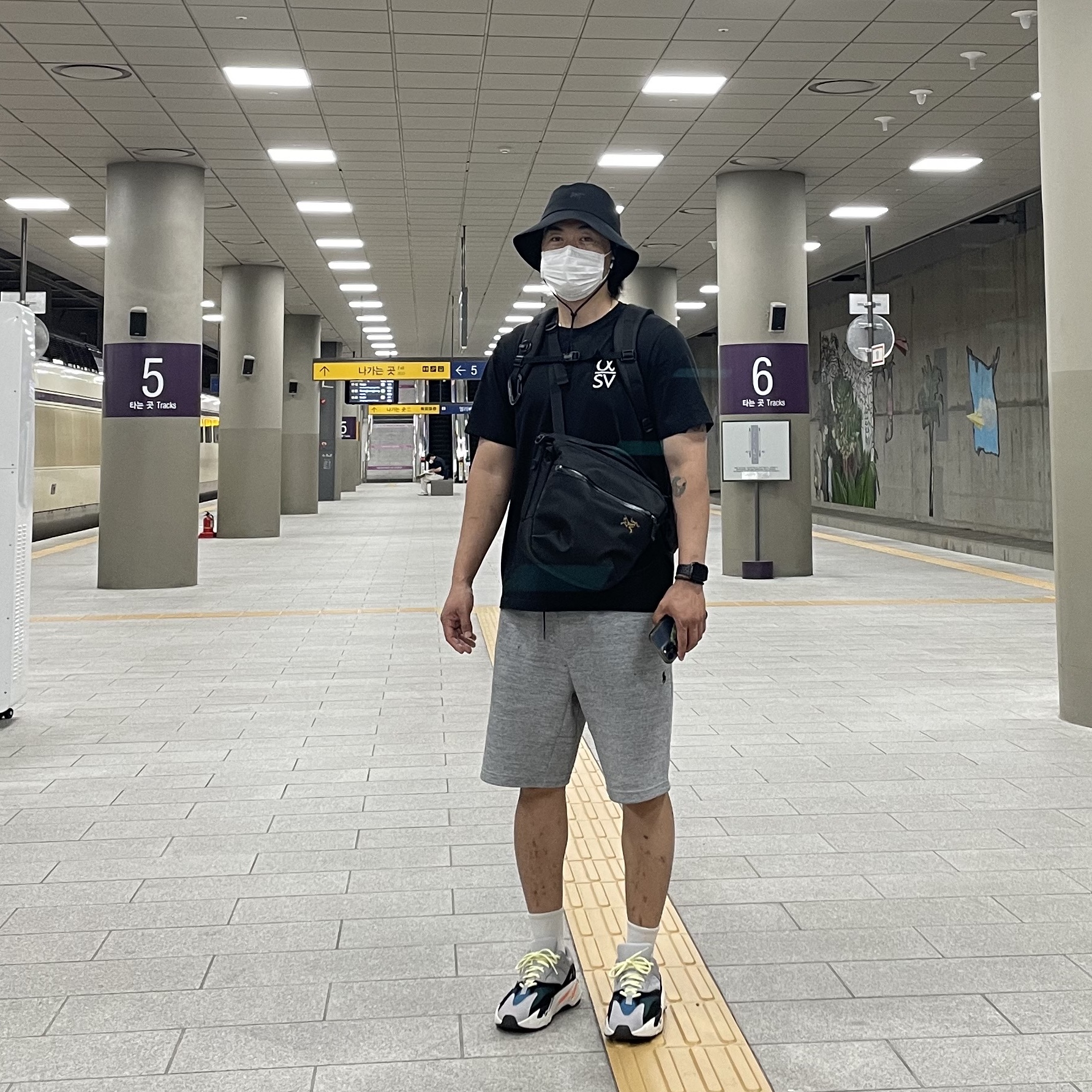 Arc'teryx Mantis 32 Backpack Black, Adidas Yeezy Boost 700 Wave Runner Solid Grey 2021/2022 착용 스타일 - 2