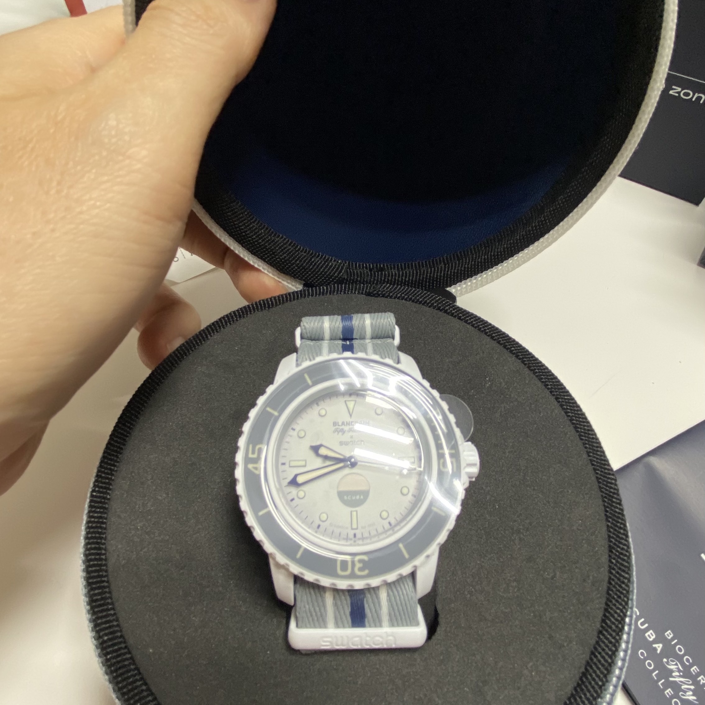 Swatch x Blancpain Bioceramic Antarctic Ocean 착용 스타일 - 5