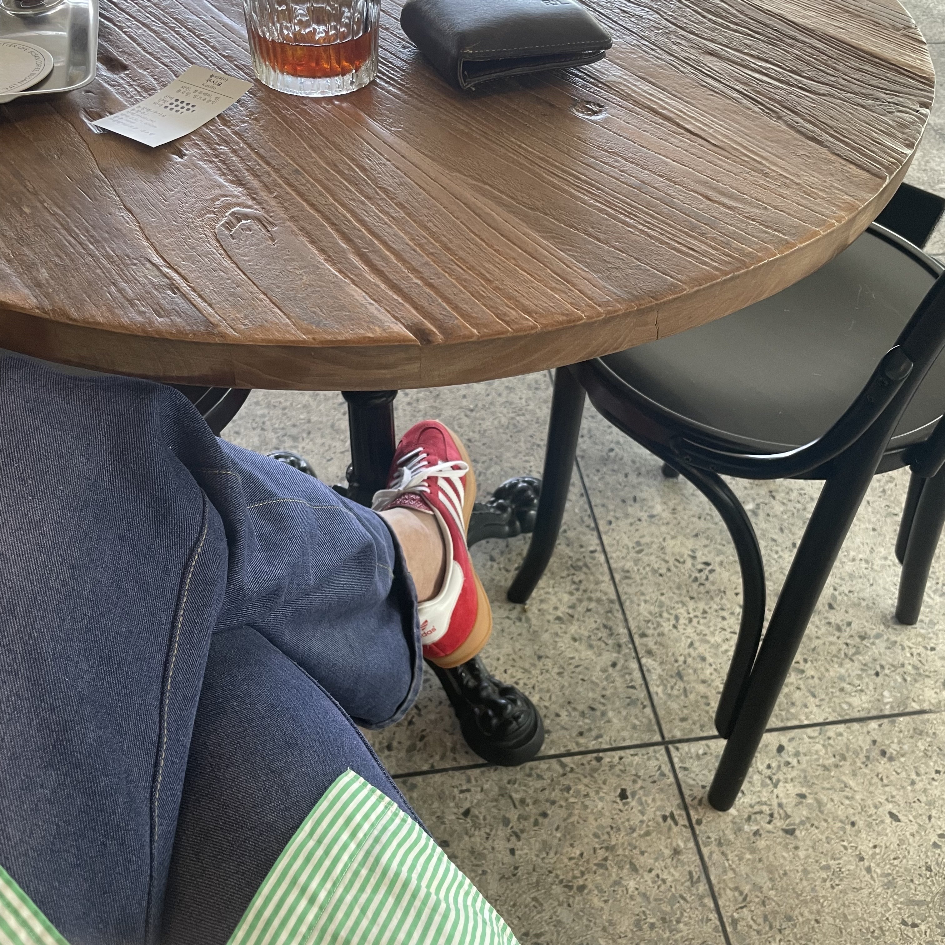 Adidas Gazelle Indoor Scarlet 착용 스타일