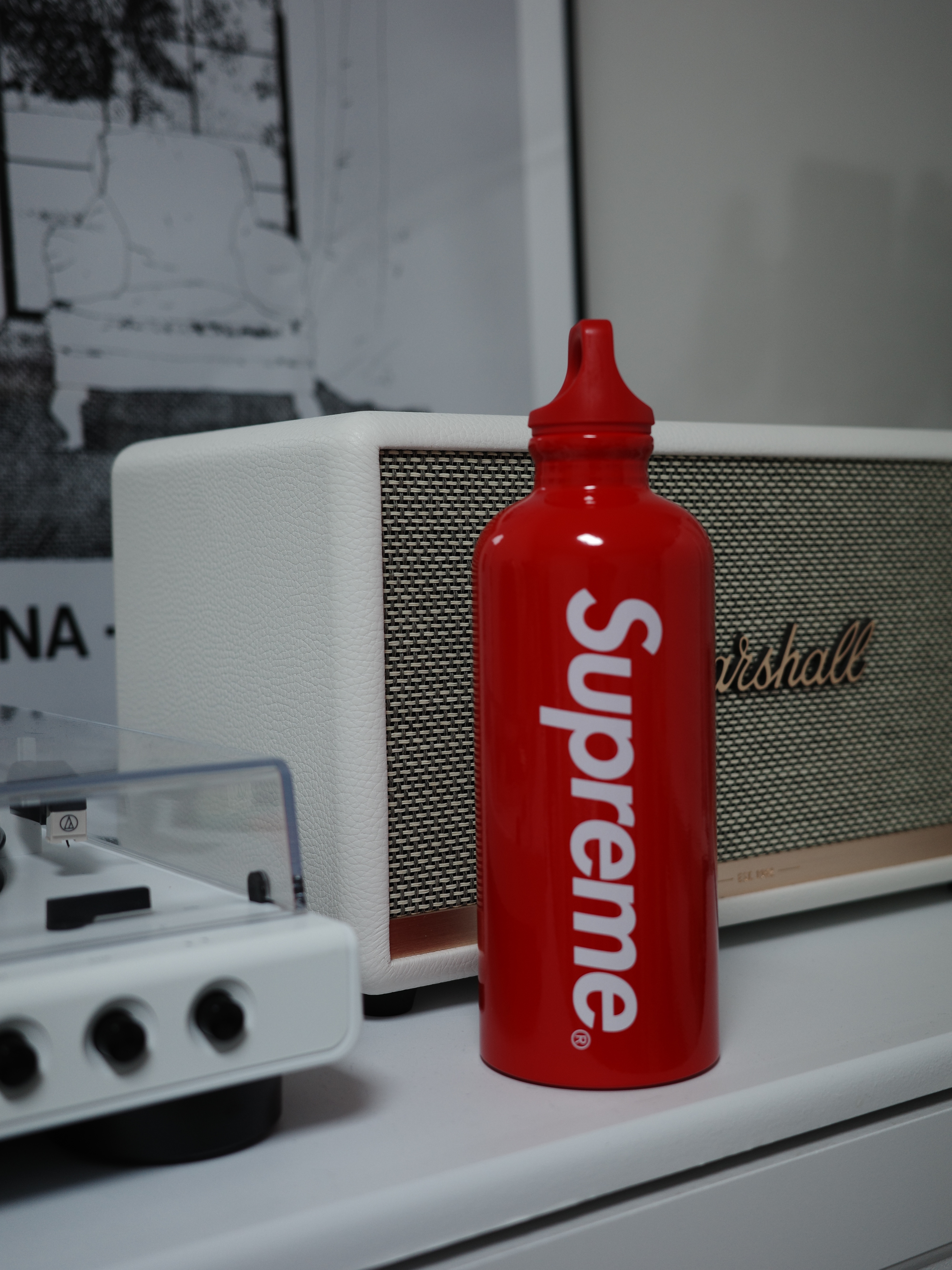 Supreme x Sigg Traveller 0.6L Water Bottle Red - 23SS 착용 스타일