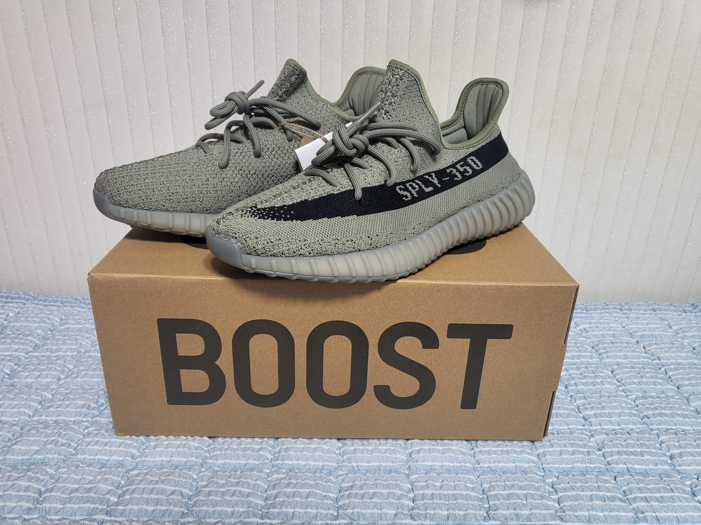 Adidas Yeezy Boost 350 V2 Granite Core Black 착용 스타일