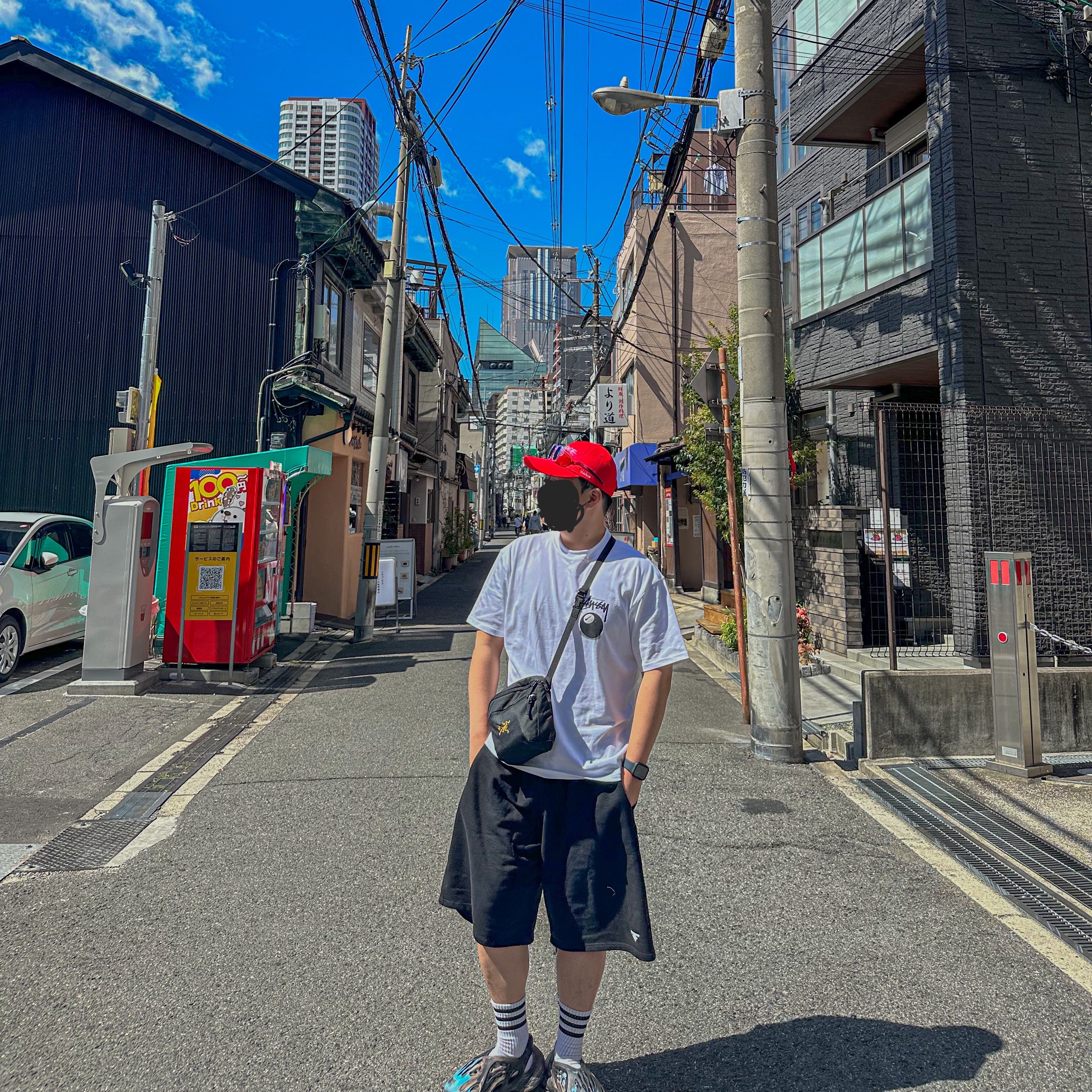 Nike x Stussy NRG FL SS 8 Ball T-Shirt White (DO9323-100), Arc'teryx Mantis 2 Waistpack 24K Black 착용 스타일 - 1