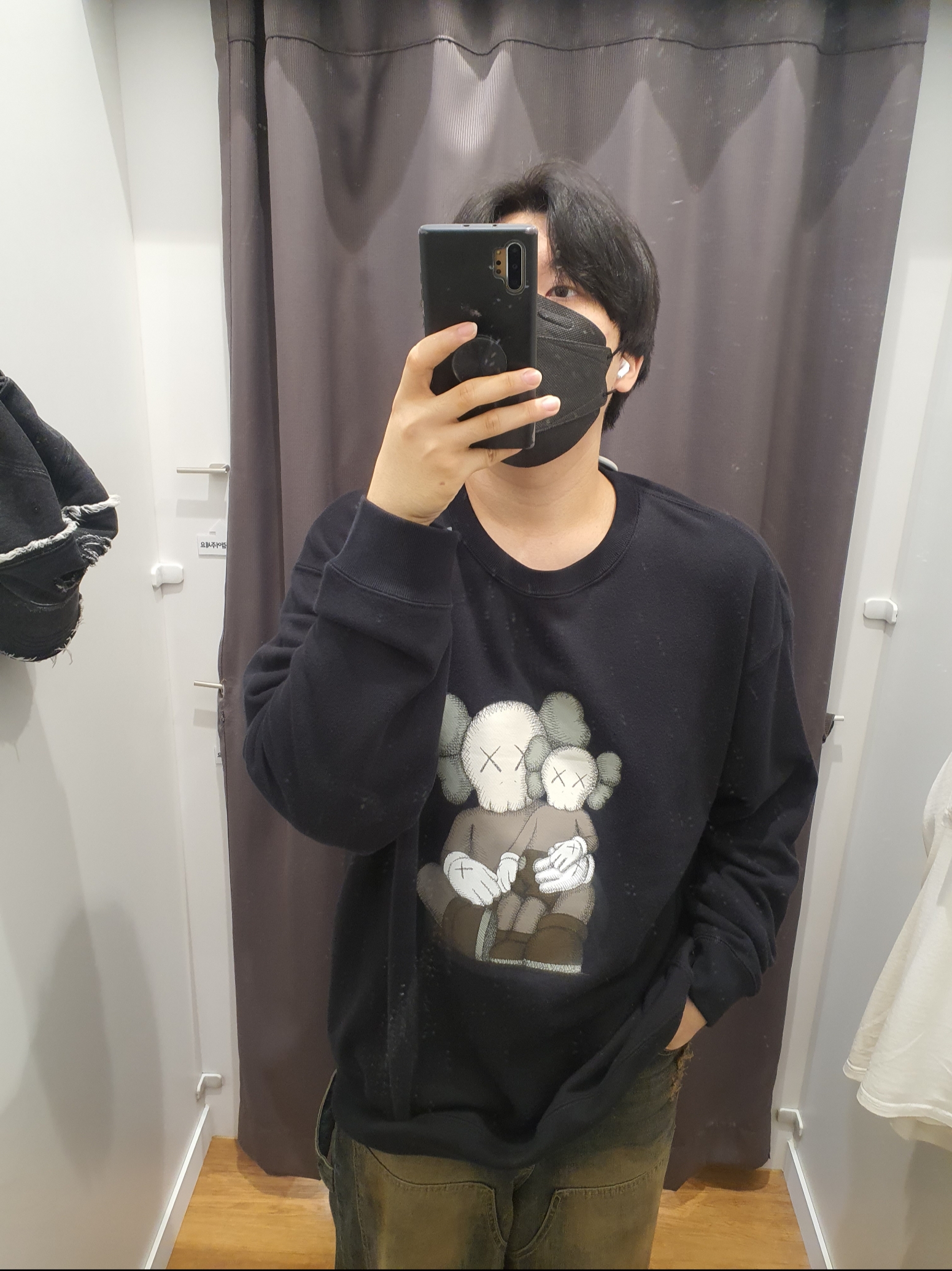 Uniqlo UT x Kaws Long Sleeve Sweatshirt Black 착용 스타일