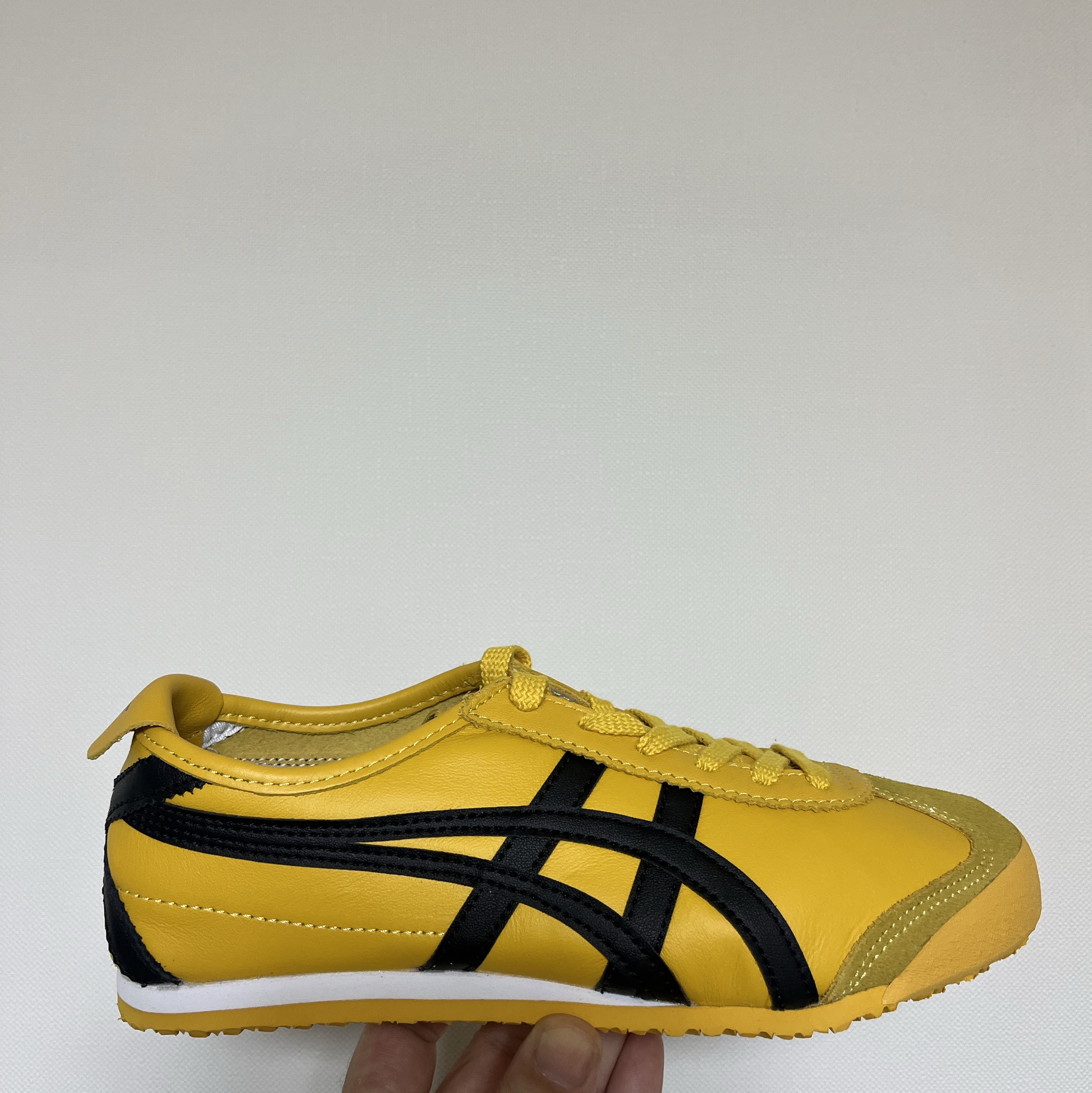 Onitsuka Tiger Mexico 66 Yellow Black 착용 스타일 - 1